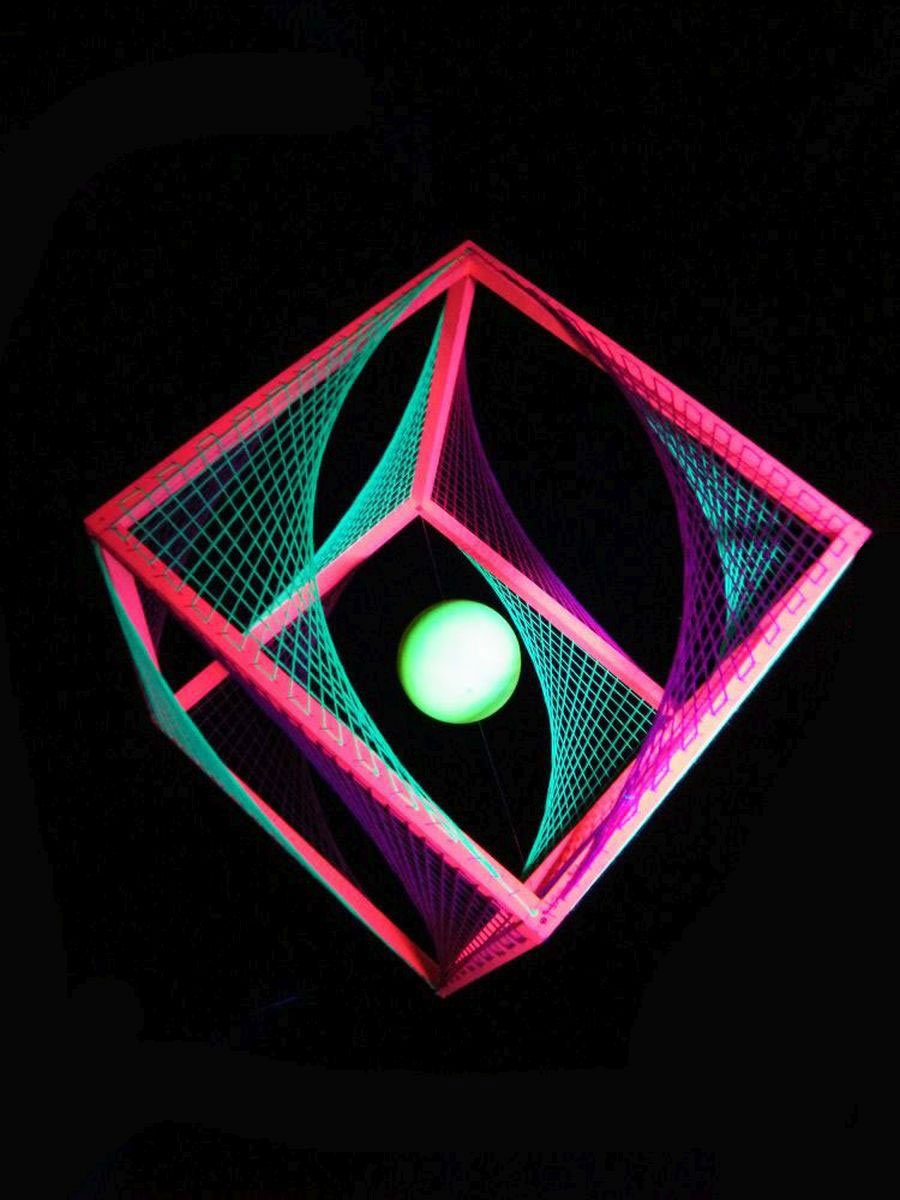 PSYWORK Dekoobjekt Schwarzlicht Schwarzlicht 3D Fadendeko leuchtet unter StringArt Würfel 55cm, UV-aktiv, "Fire"