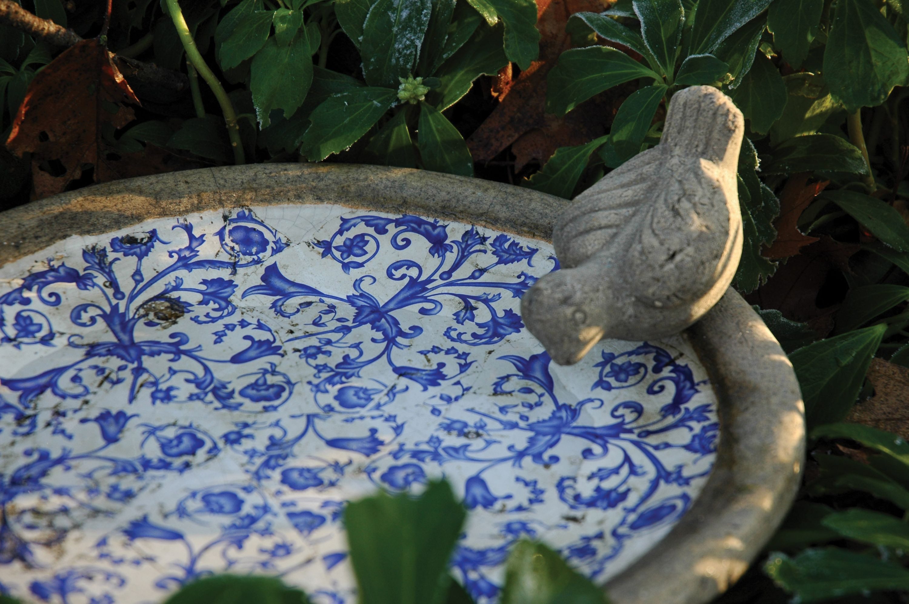 Dekowunder Vogeltränke Barocke Vogeltränke aus Keramik blau weiß dekorativ für Garten Balkon