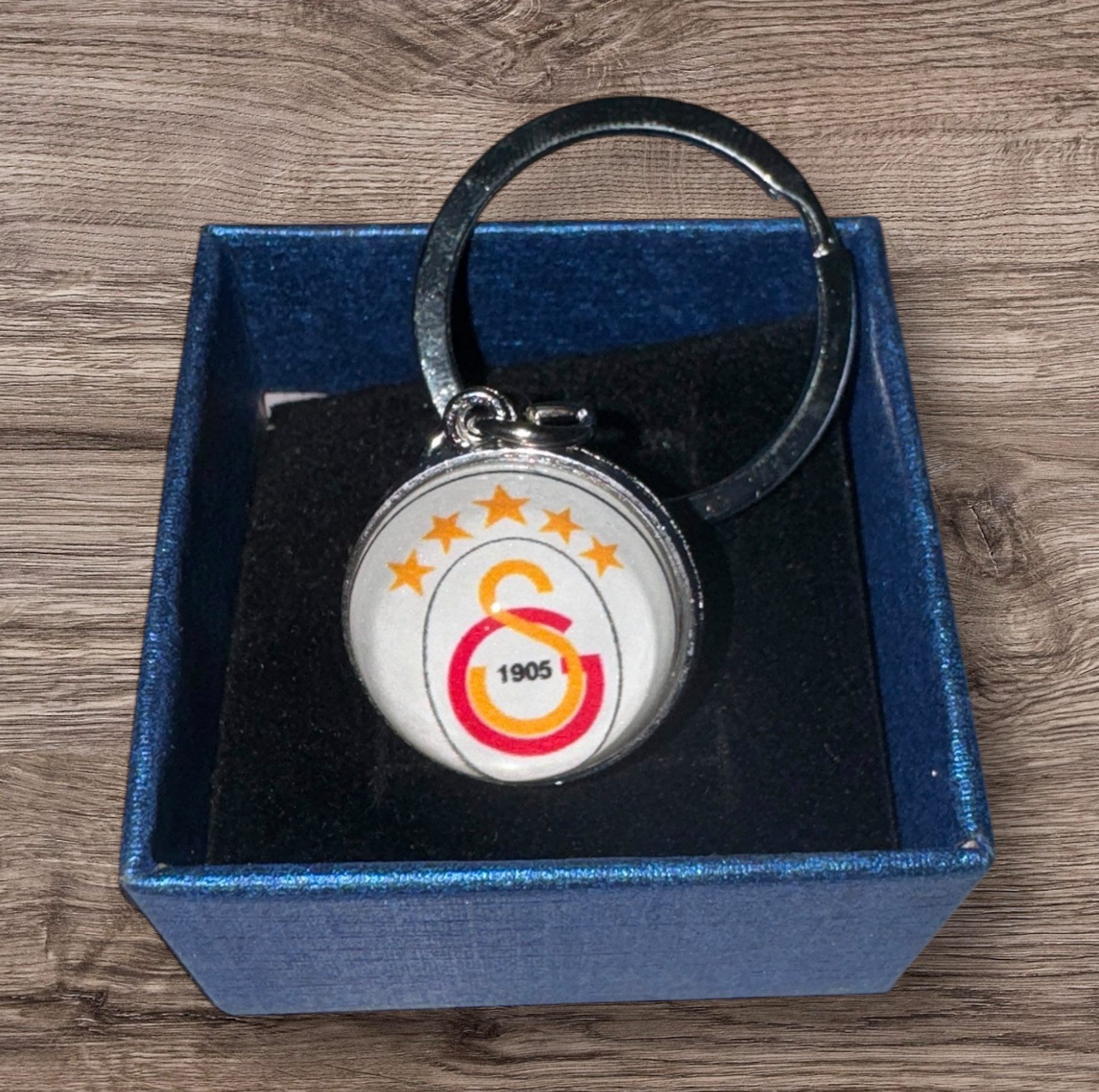 Stelby Schlüsselanhänger mit Gravur Galatasaray Geschenkset 3-teilig – Fanartikel mit Geschenkbox (Set, 3-tlg., 1 Armband 3D, 1 Schlüsselanhänger 3D, 1 Schlüsse – Bild 5 von 5