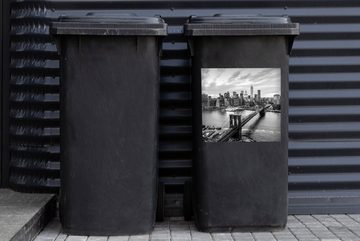MuchoWow Wandsticker Luftaufnahme des Hudson in New York - schwarz-weiß (1 St), Mülleimer-aufkleber, Mülltonne, Sticker, Container, Abfalbehälter