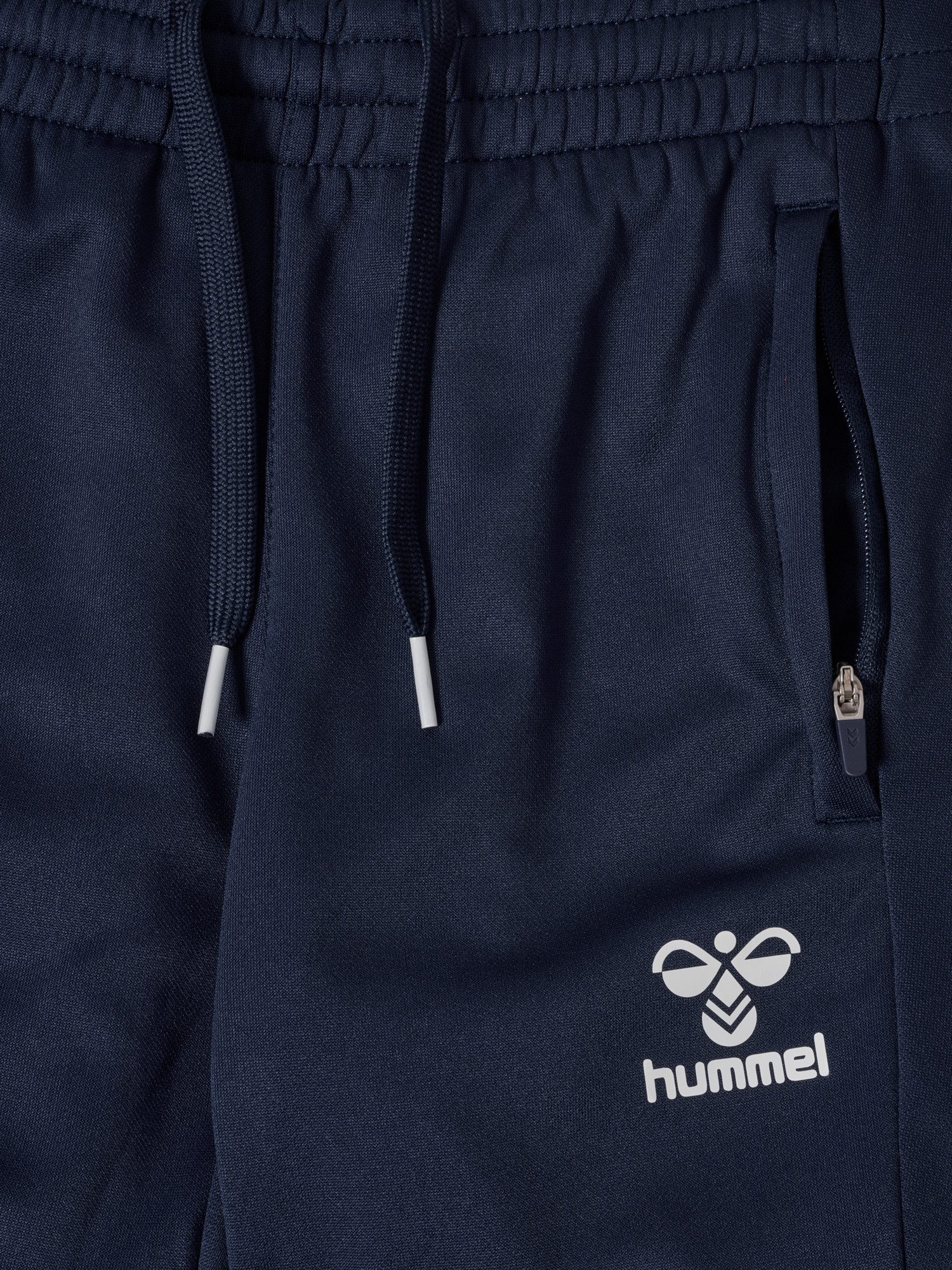 hummel Trainingshose HMLCORE 2.0 TRAINING PANTS KIDS mit reflektierendem Detail auf der Rückseite – Bild 5 von 5