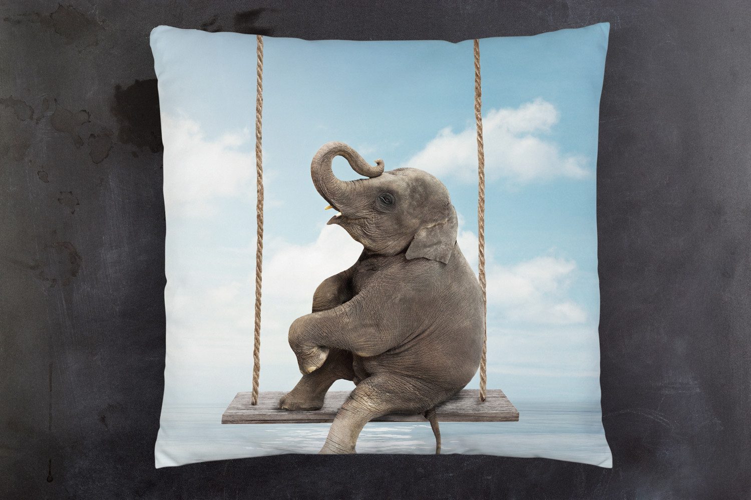 queence Dekokissen Elefant auf Schaukel, Kissenhülle mit HD Premium Druck, geruchsneutral, 40x40cm