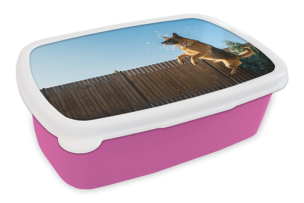 MuchoWow Lunchbox Und Deutscher Schäferhund springt in den Schnee, Kunststoff, (2-tlg), Brotbox für Erwachsene, Brotdose Kinder, Snackbox, Mädchen, Kunststoff rosa