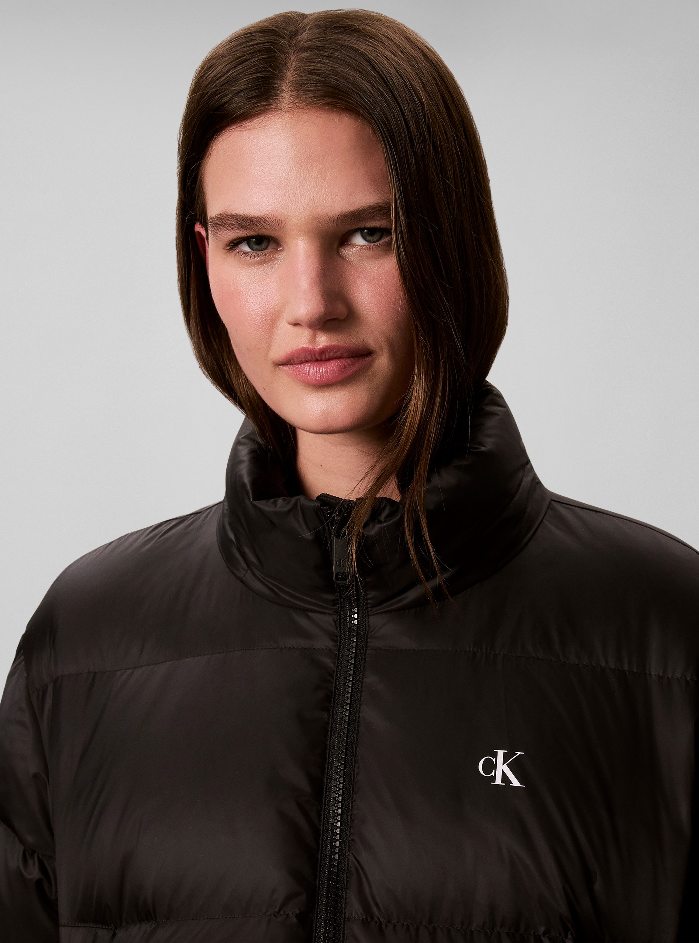 Calvin Klein Jeans Steppjacke abnehmbare Kapuze, Regular Fit, kurze Form, wattiert – Bild 2 von 5
