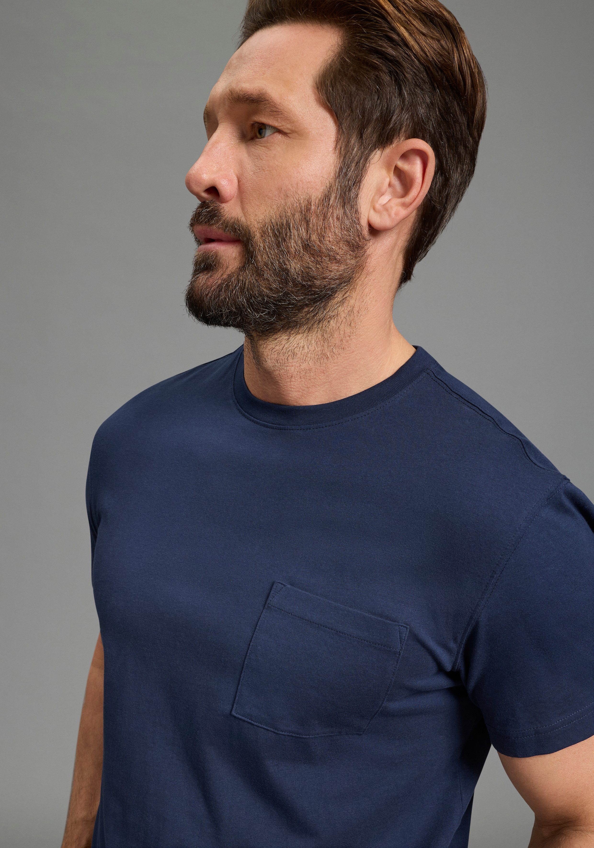 Man's World Rundhalsshirt Regular Fit, kurzarm, mit Brusttasche, unifarben – Bild 4 von 5