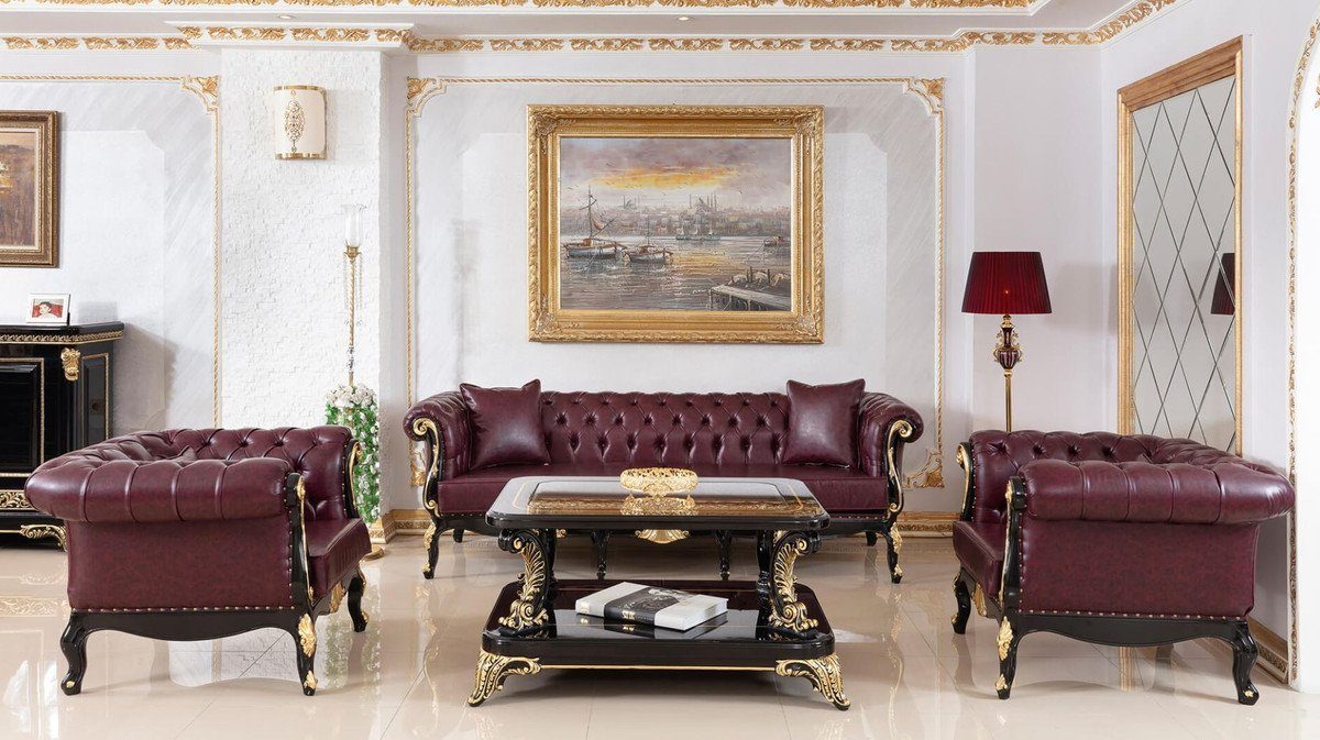 Casa Padrino Luxus Chesterfield Bordeauxrot Schwarz Barock Wohnzimmer mit / - / Wohnzimmer edlem Kunstleder Barock - Prunkvolles Chesterfield Möbel Gold Sofa Sofa Chesterfield-Sofa