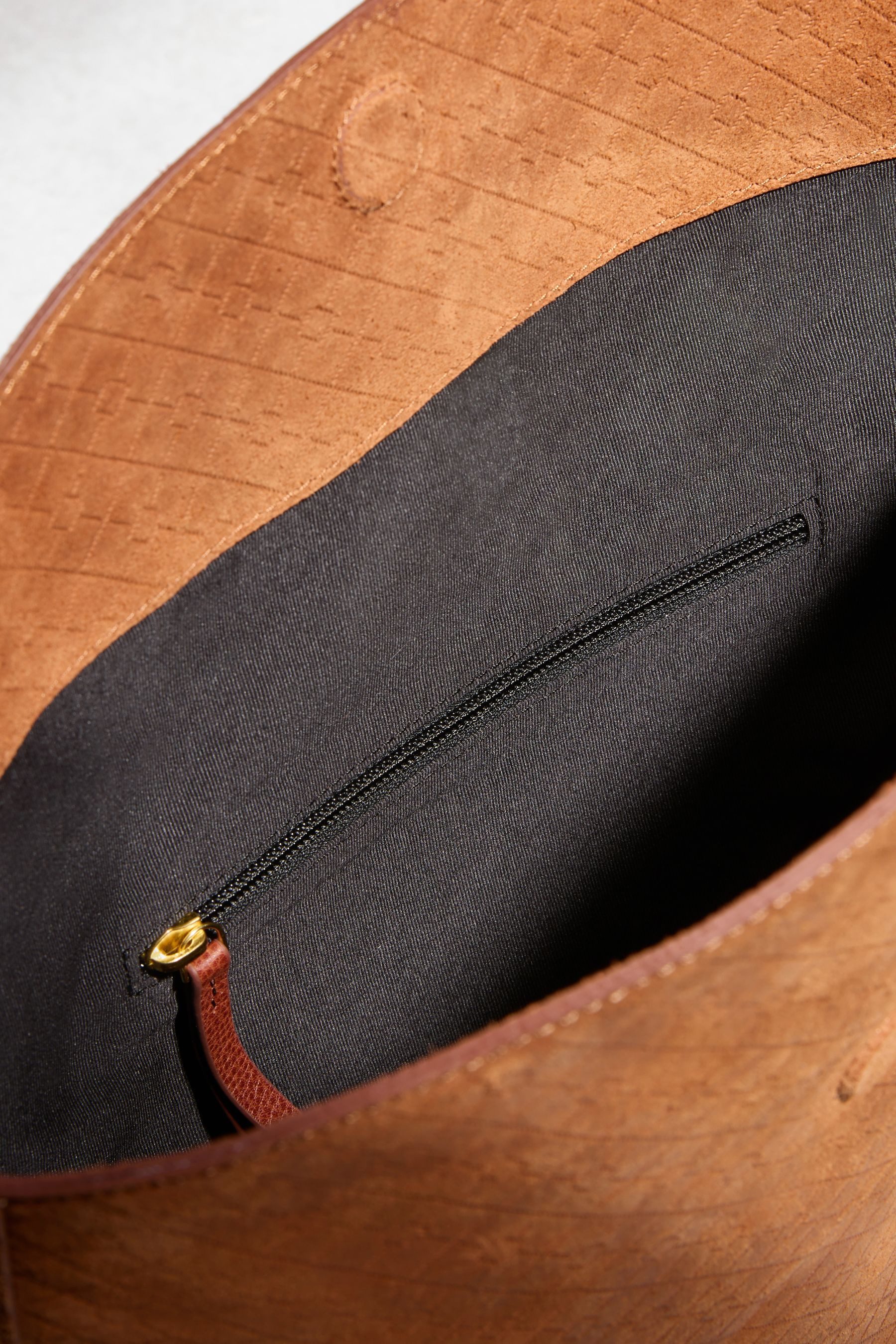 Next Schultertasche Halbrunde Schultertasche aus Veloursleder (1-tlg)