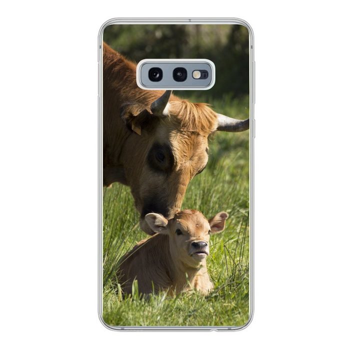 MuchoWow Handyhülle Kuh - Gras - Horn - Kalb Phone Case Handyhülle Samsung Galaxy S10e Silikon Schutzhülle