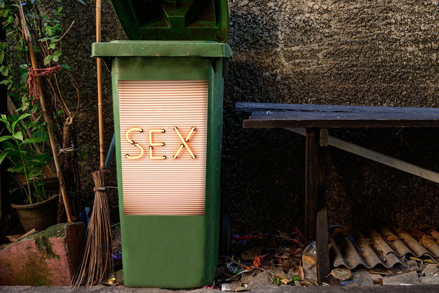 (1 St), MuchoWow Container, Wandsticker einem in Mülleimer-aufkleber, Sex Lichtkasten Abfalbehälter Mülltonne, Sticker,