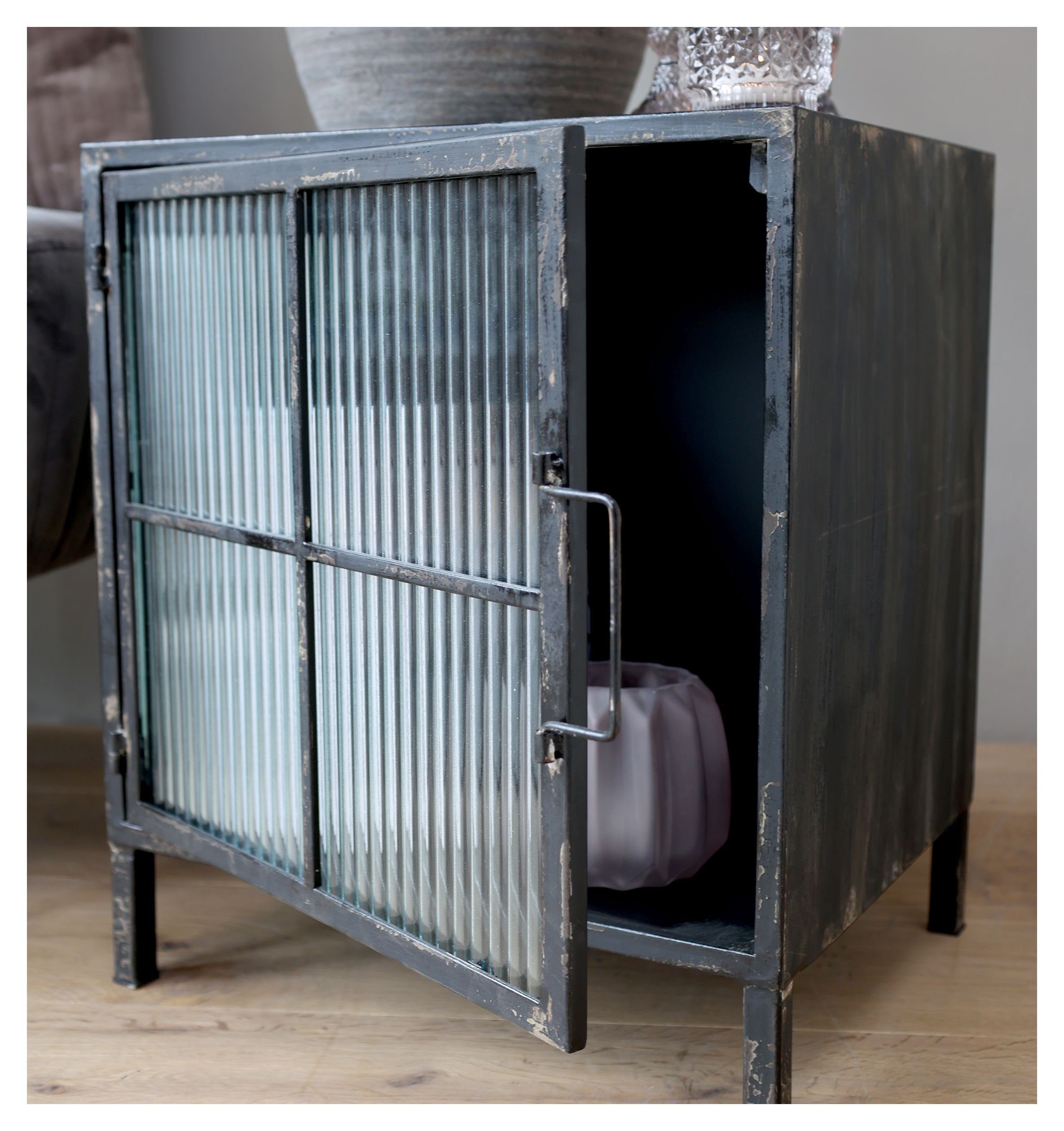 Chic Antique Kommode Schrank geriffelte Glastür Schränkchen Glas Metall Schwarz Chic