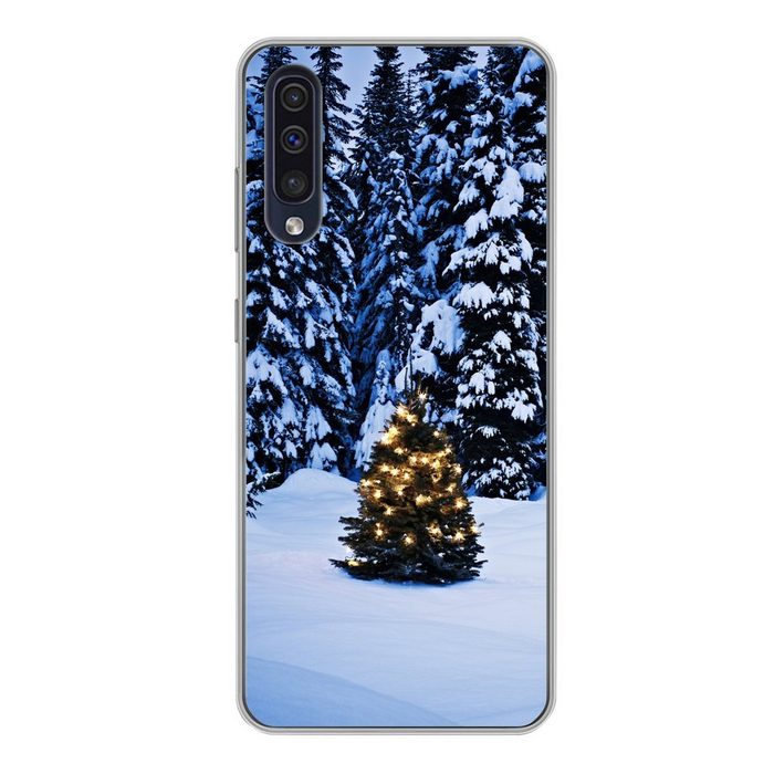 MuchoWow Handyhülle Eine winterliche Umgebung mit einem Tannenbaum Handyhülle Samsung Galaxy A50 Smartphone-Bumper Print Handy