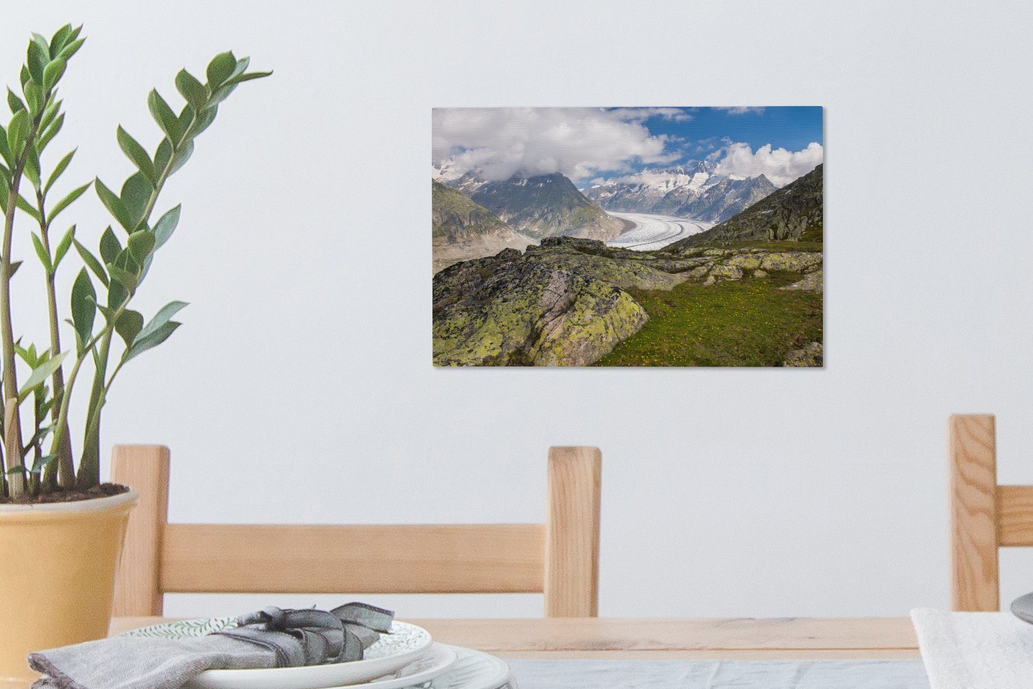 Bergspitze Aufhängefertig, cm OneMillionCanvasses® Leinwandbild Aletschgletscher grünen der mit einer in Schweiz Leinwandbilder, (1 Der St), Wanddeko, Wandbild und, 30x20