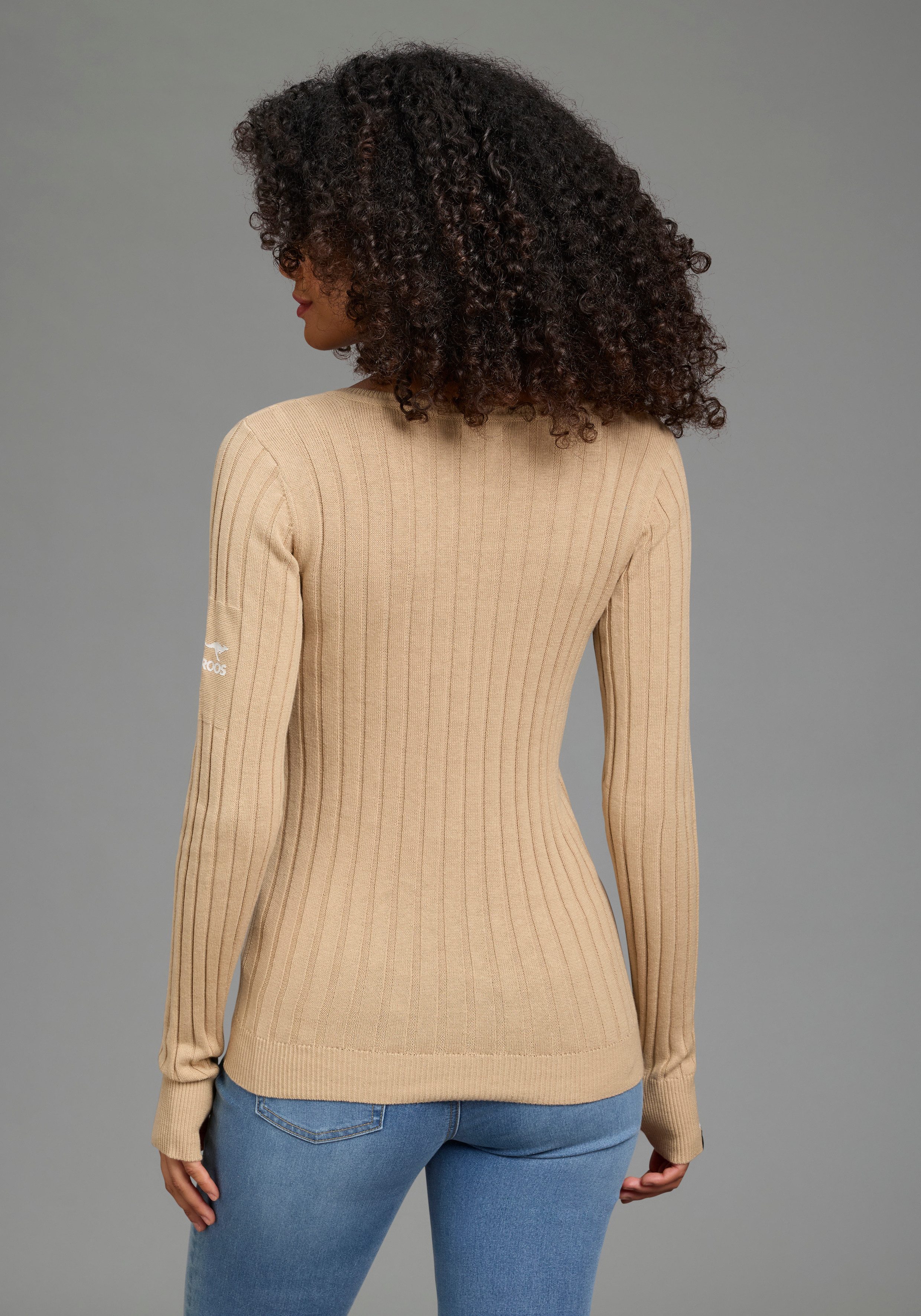 KangaROOS V-Ausschnitt-Pullover hüftlange Schnittform, mit Rippstrick, figurbetonte Passform
