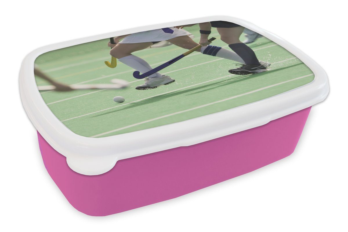 einer spielen Erwachsene, Brotbox Wiese, Menschen Hockey Kunststoff Lunchbox Brotdose Kunststoff, Snackbox, auf grünen rosa (2-tlg), MuchoWow Kinder, für Mädchen,