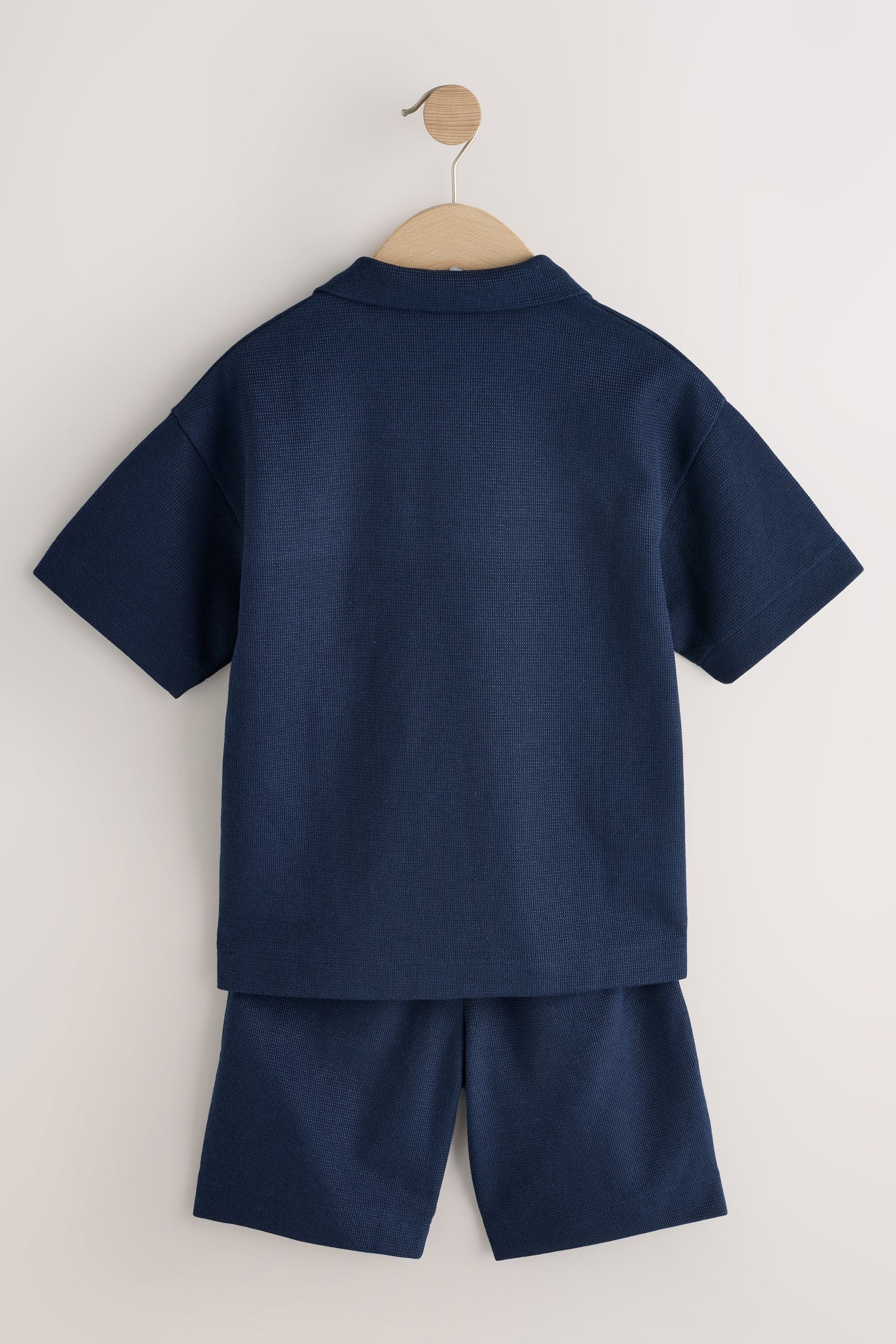 Next Shirt & Shorts Kurzärmeliges, strukturiertes Poloshirt + Shorts (2-tlg) – Bild 2 von 5