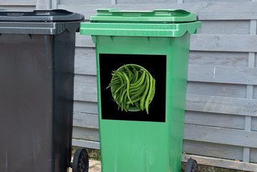 MuchoWow Wandsticker Schüssel mit rohen grünen Bohnen vor einem schwarzen Hintergrund (1 St), Mülleimer-aufkleber, Mülltonne, Sticker, Container, Abfalbehälter