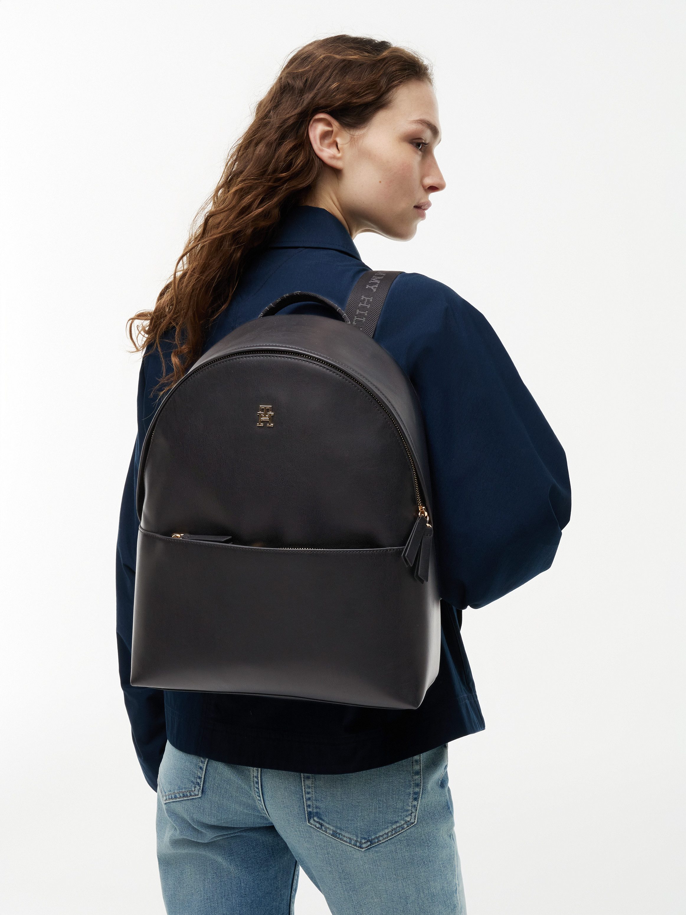 Tommy Hilfiger Cityrucksack IM LATAM LOGO BACKPACK, Damen Freizeitrucksack mit zusätzlichem Vordertaschenfach