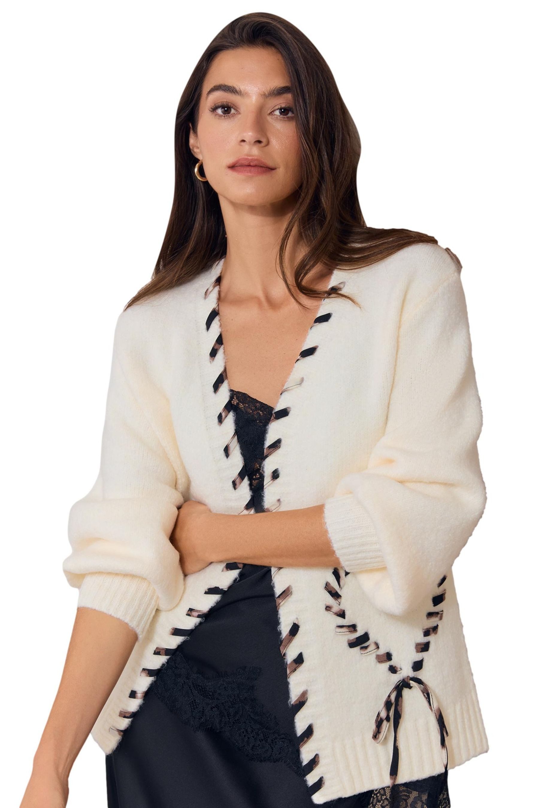 LIPSY Strickjacke Lipsy Strickjacke mit Animal-Muster, Bindedetail (1-tlg)