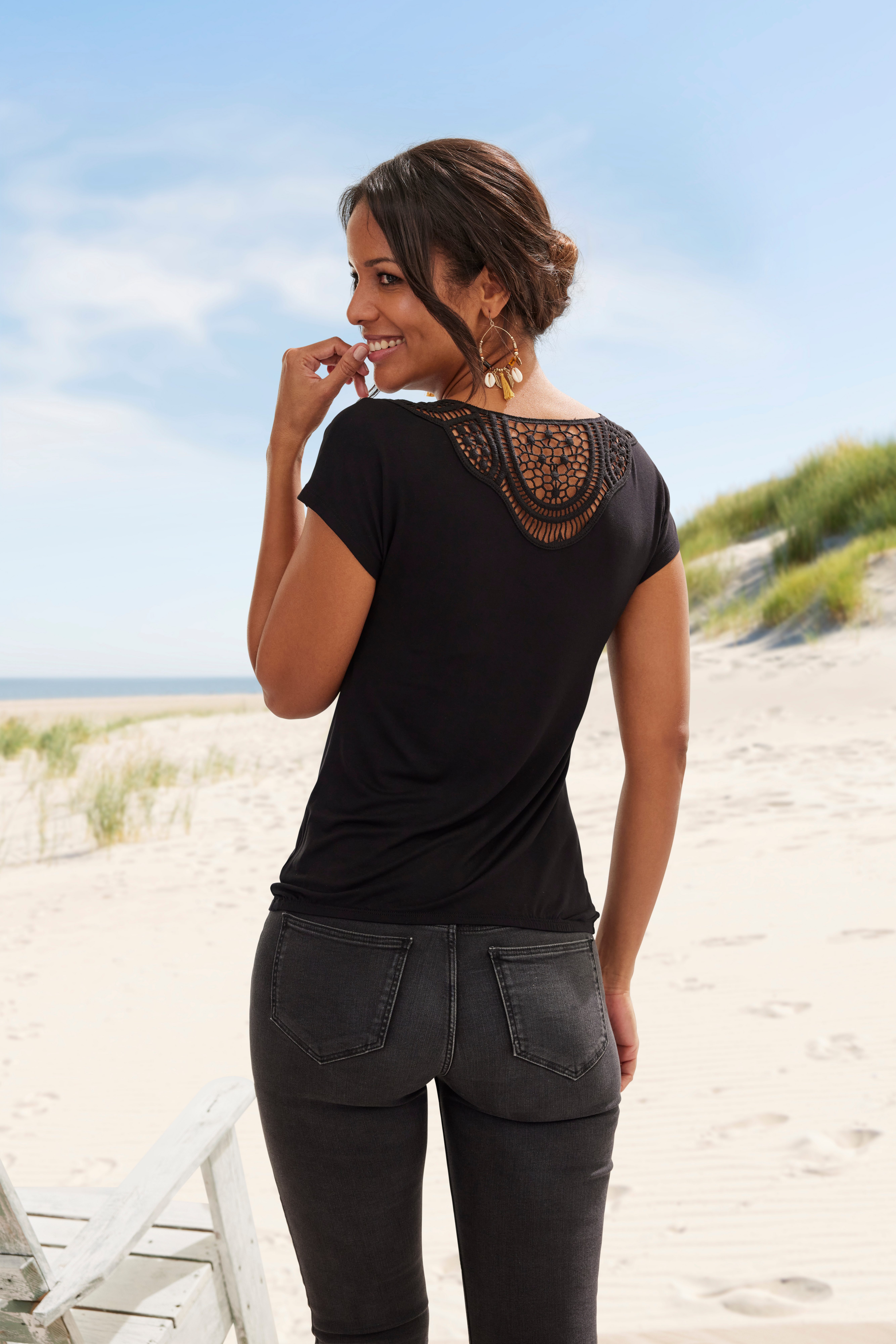 Vivance by Lascana Kurzarmshirt mit Spitzeneinsatz im Rücken aus elastischem Viskose Jersey – Bild 4 von 5