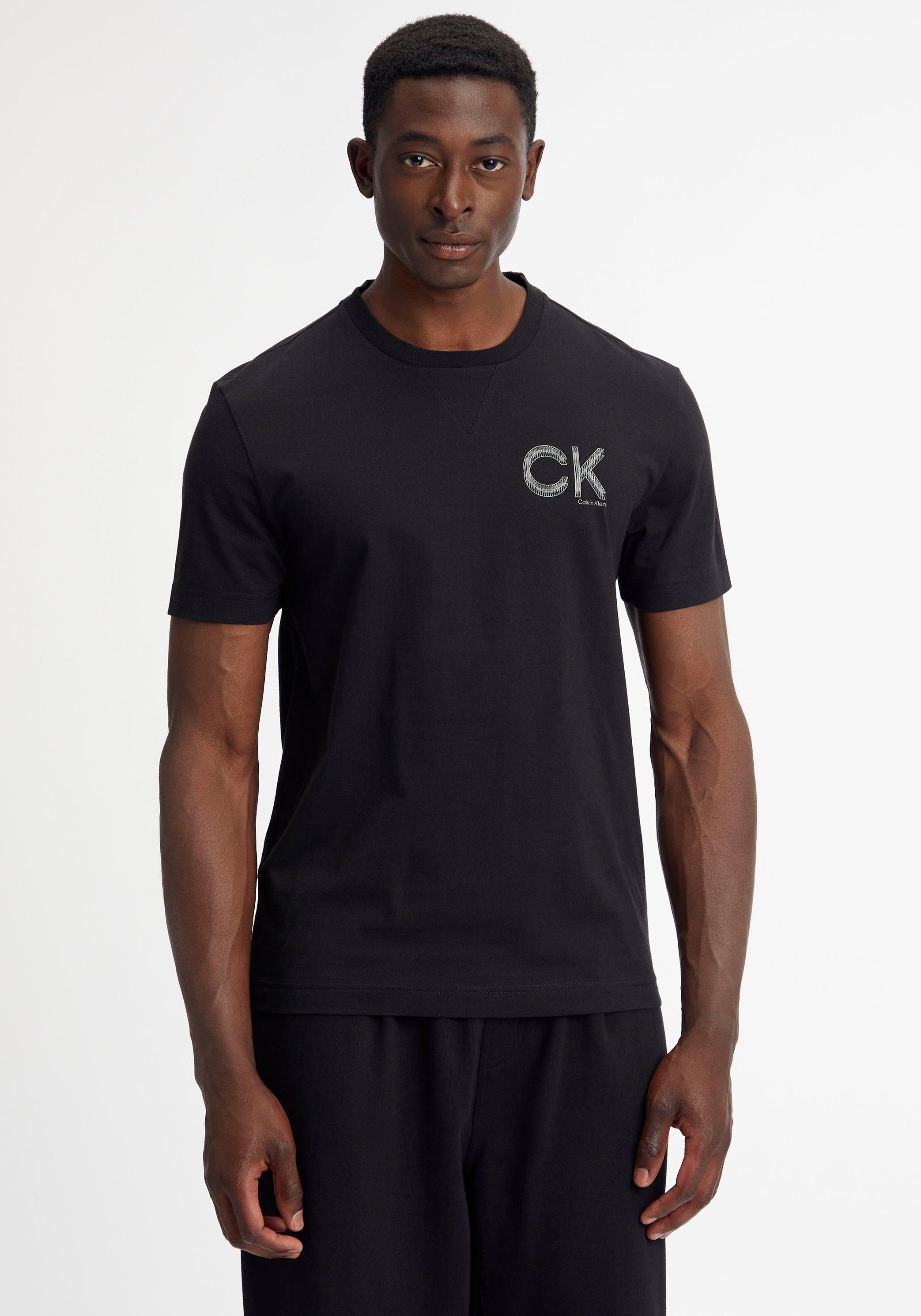 Calvin Klein T-Shirt STRIPED CHEST LOGO T-SHIRT (1-tlg) mit gummiertem Logodruck mit dezentem Glanzeffekt Ck Black