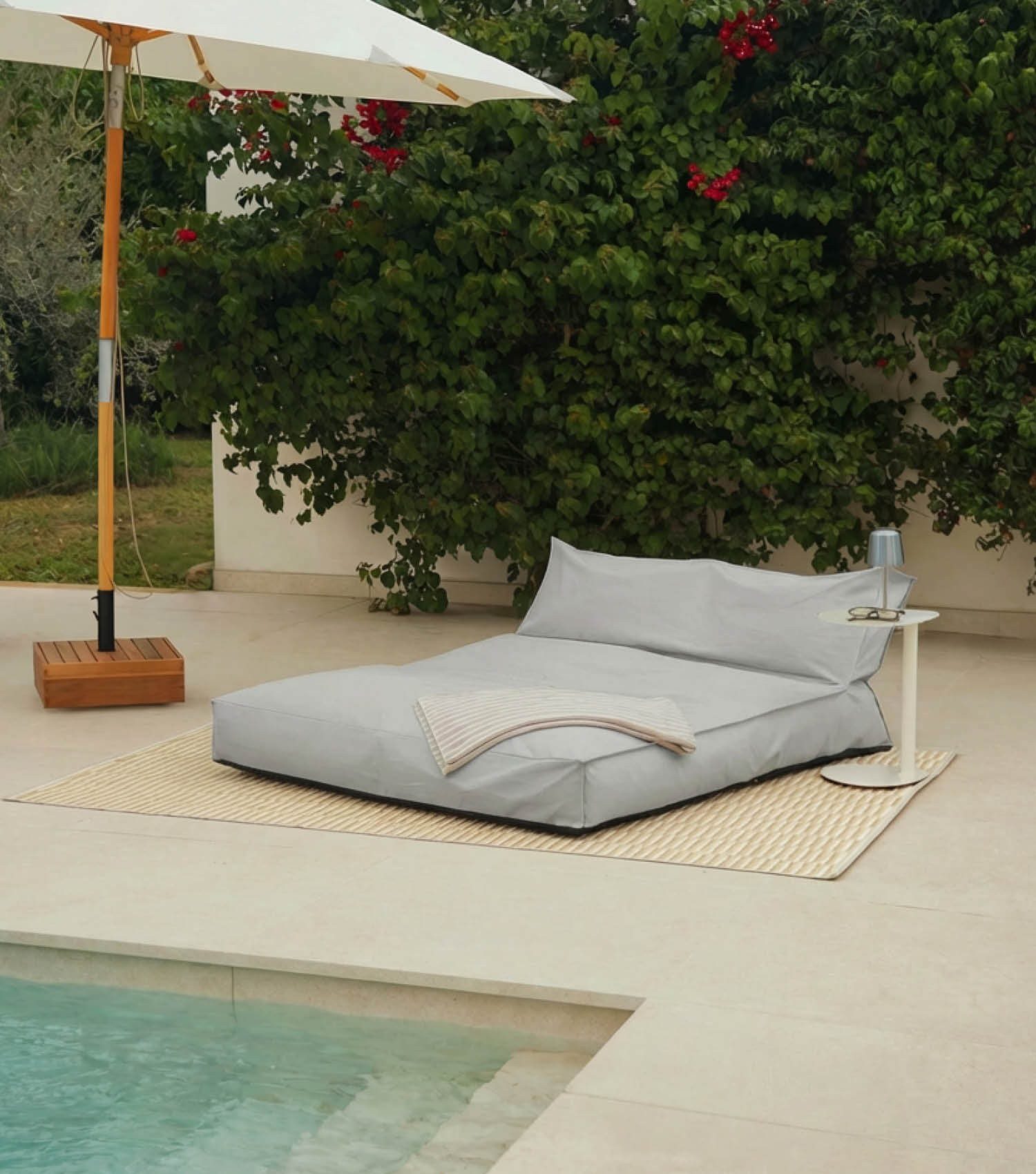 mokebo Sitzsack Outdoor Lounge 'Das Daybed' (Daybed), Bean Bag Outdoor für Kinder & Erwachsene, Gartenliege in Lichtgrau