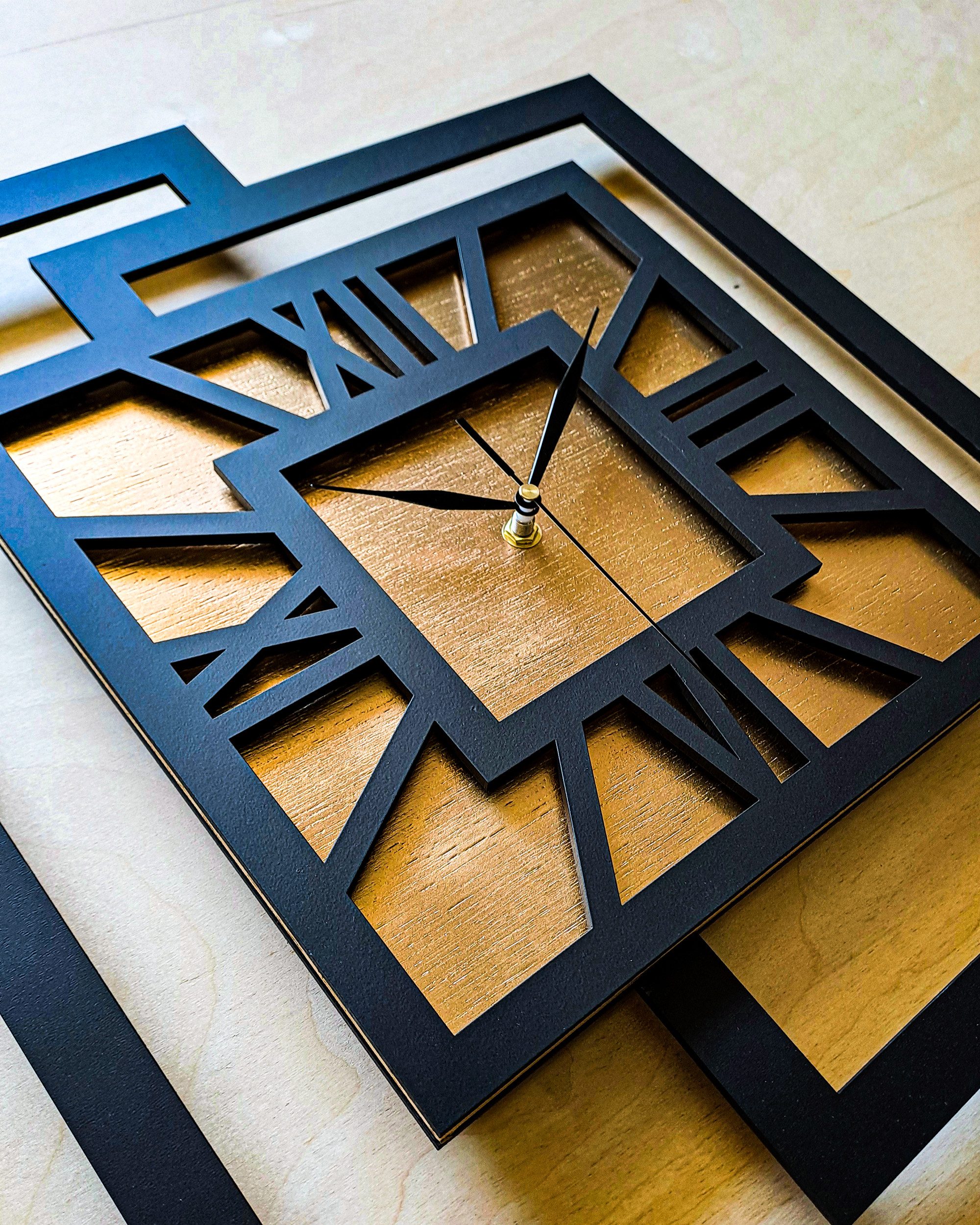 ORNAMENTI Wanduhr Grosse, moderne, geometrisch, Holz, hingucker, Loft, Rechteck (römisch, römische Ziffern, ohne Ticken, Wanddeko)