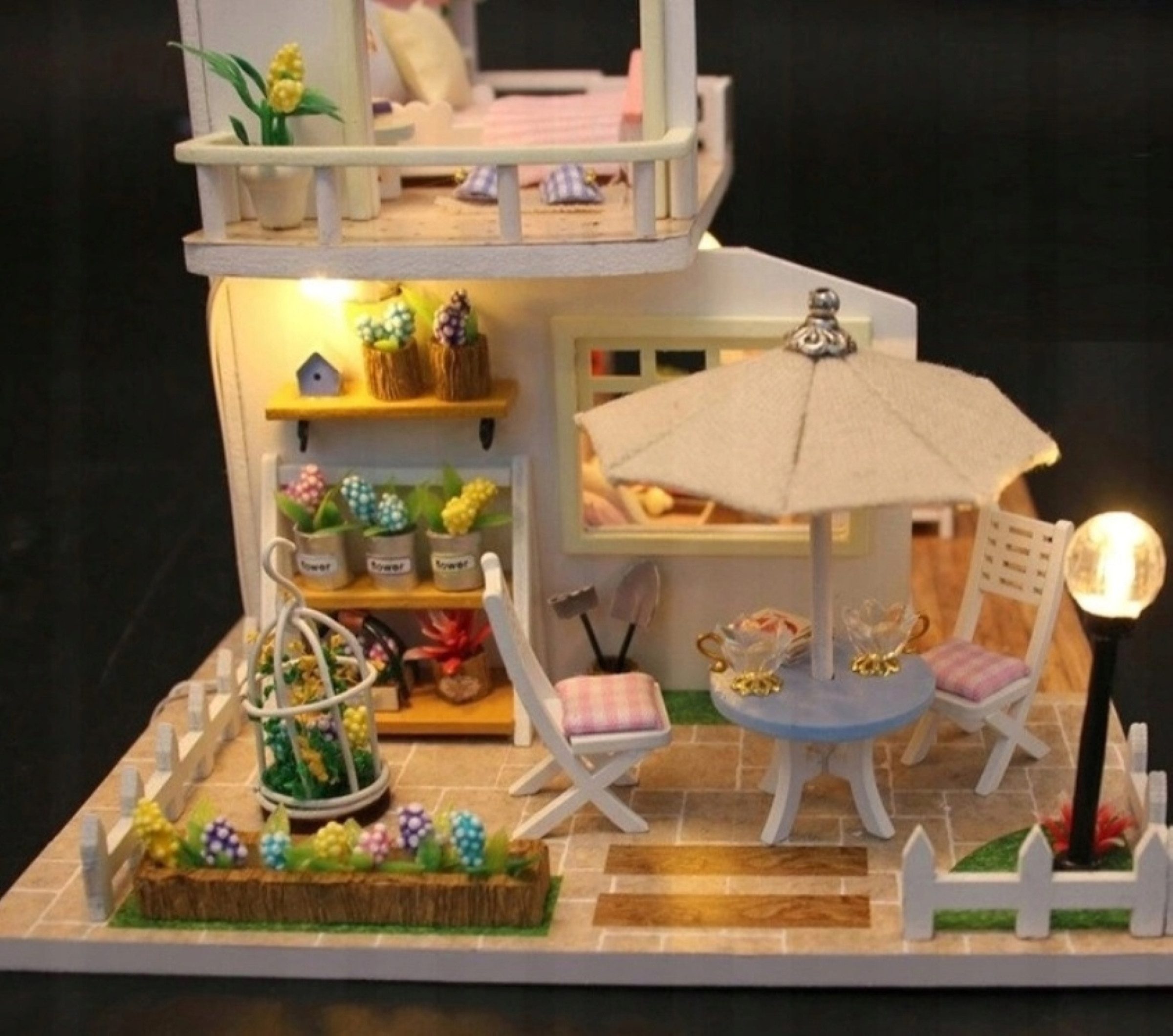 Ikonka Puppenhaus DIY Puppenhaus Holz Miniatur Set mit Möbel LED Beleuchtung Selbstbau, (DIY Puppenhaus Zimmer zum Selbstaufbauen mit Möbel und Beleuchtung, Miniatur Puppenhaus Set mit Möbel LED Licht Zubehör zum Basteln), Realistische LED-Beleuchtung, hochwertige Möbel, einfache Montage