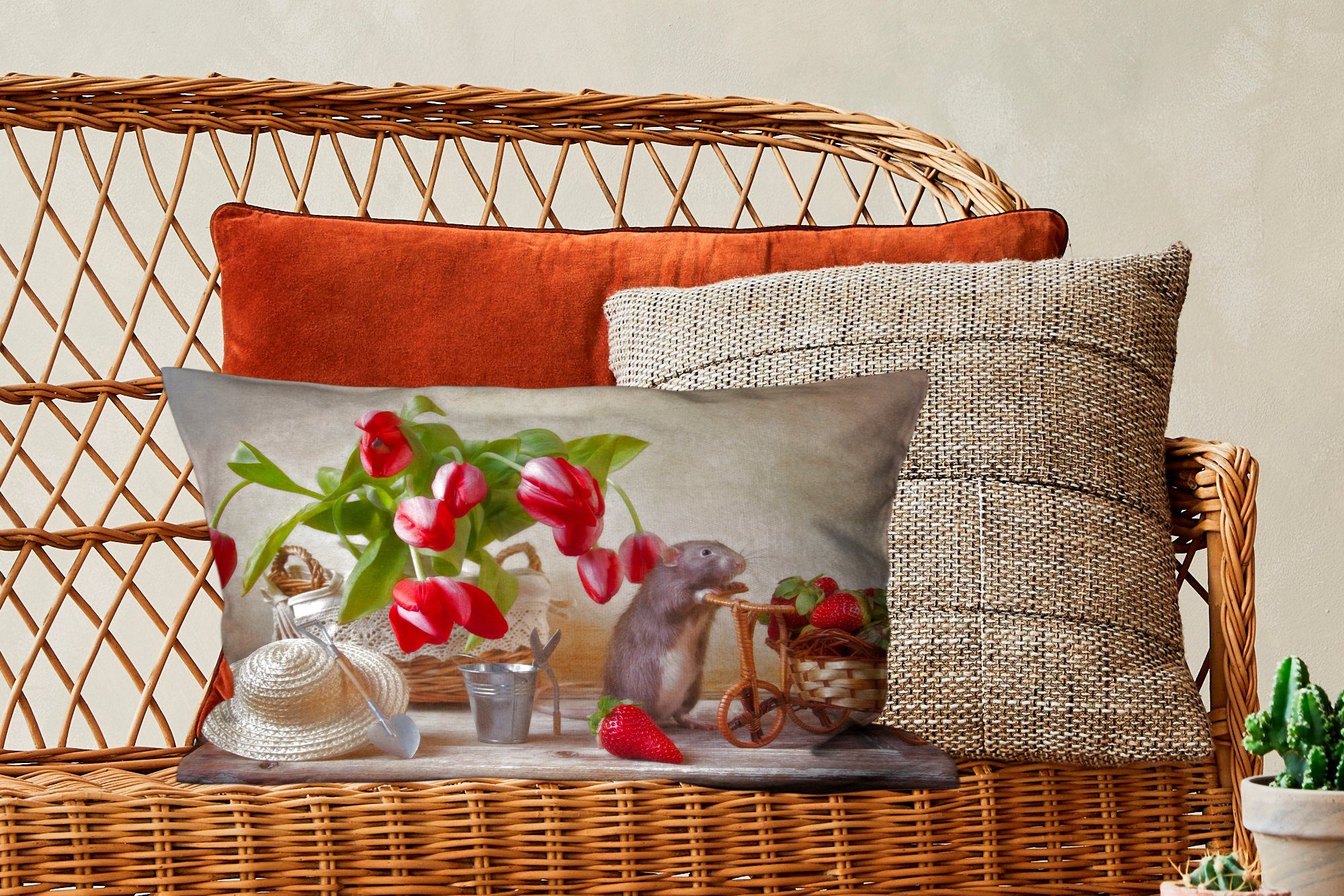 MuchoWow Schlafzimmer Wohzimmer Zierkissen, Stillleben mit Tulpen, einer Dekokissen Dekoration, Füllung, zwischen Dekokissen Maus