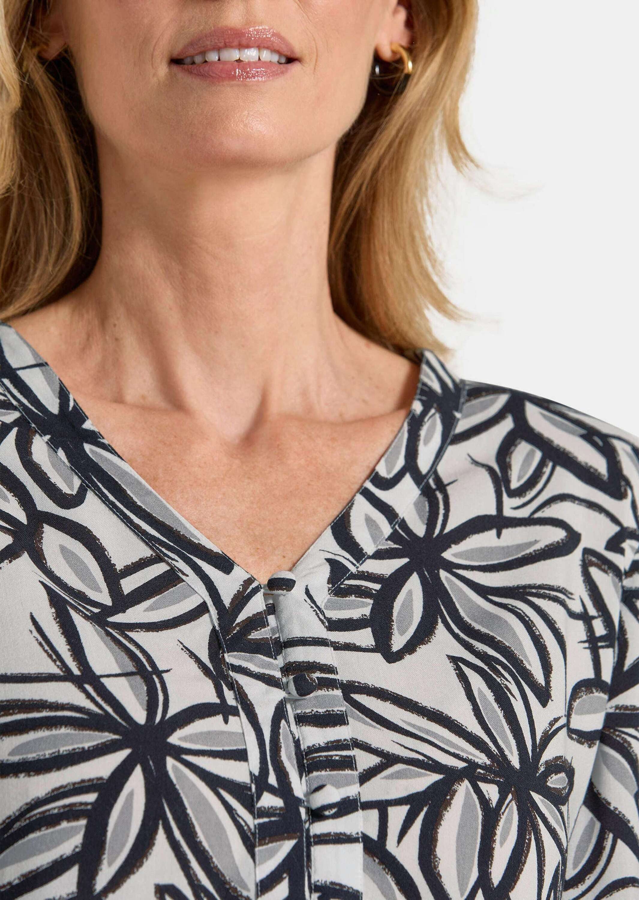 GOLDNER Druckkleid Kurzgröße: Viskosekleid mit floralem Muster Midikleid mit V-Ausschnitt, Knopfleiste, Knielänge und 3/4-Arm