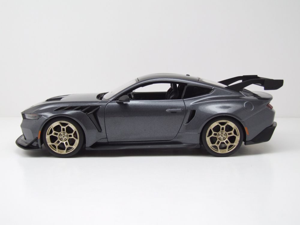 Maisto® Modellauto Ford Mustang GTD 2025 grau metallic, Maßstab 1:18