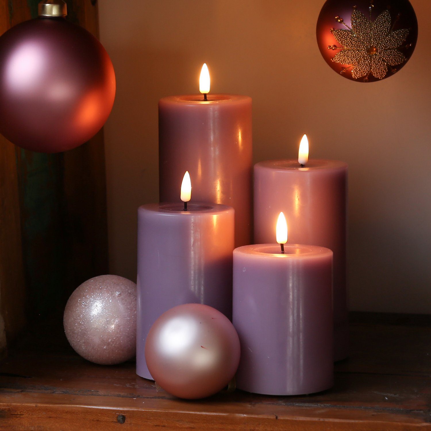 Deluxe Homeart LED-Kerze LED Kerzenset MIA Echtwachs Deluxe 4 Größen lila mit Batterien Fernb. (5-tlg)