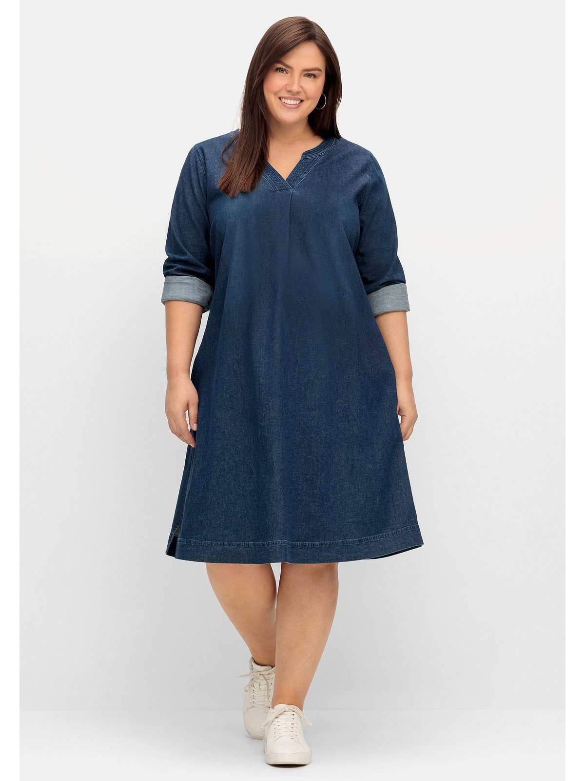 Sheego Jeanskleid Große Größen mit V-Ausschnitt und Eingrifftaschen. € 119,00