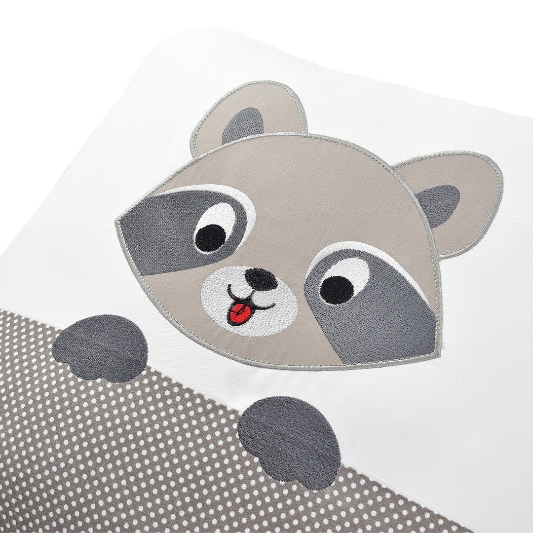 SEI Design Babykissen Waschbär 45x45 mit Baumwollbezug, gesticktes Babydesign | Kissen