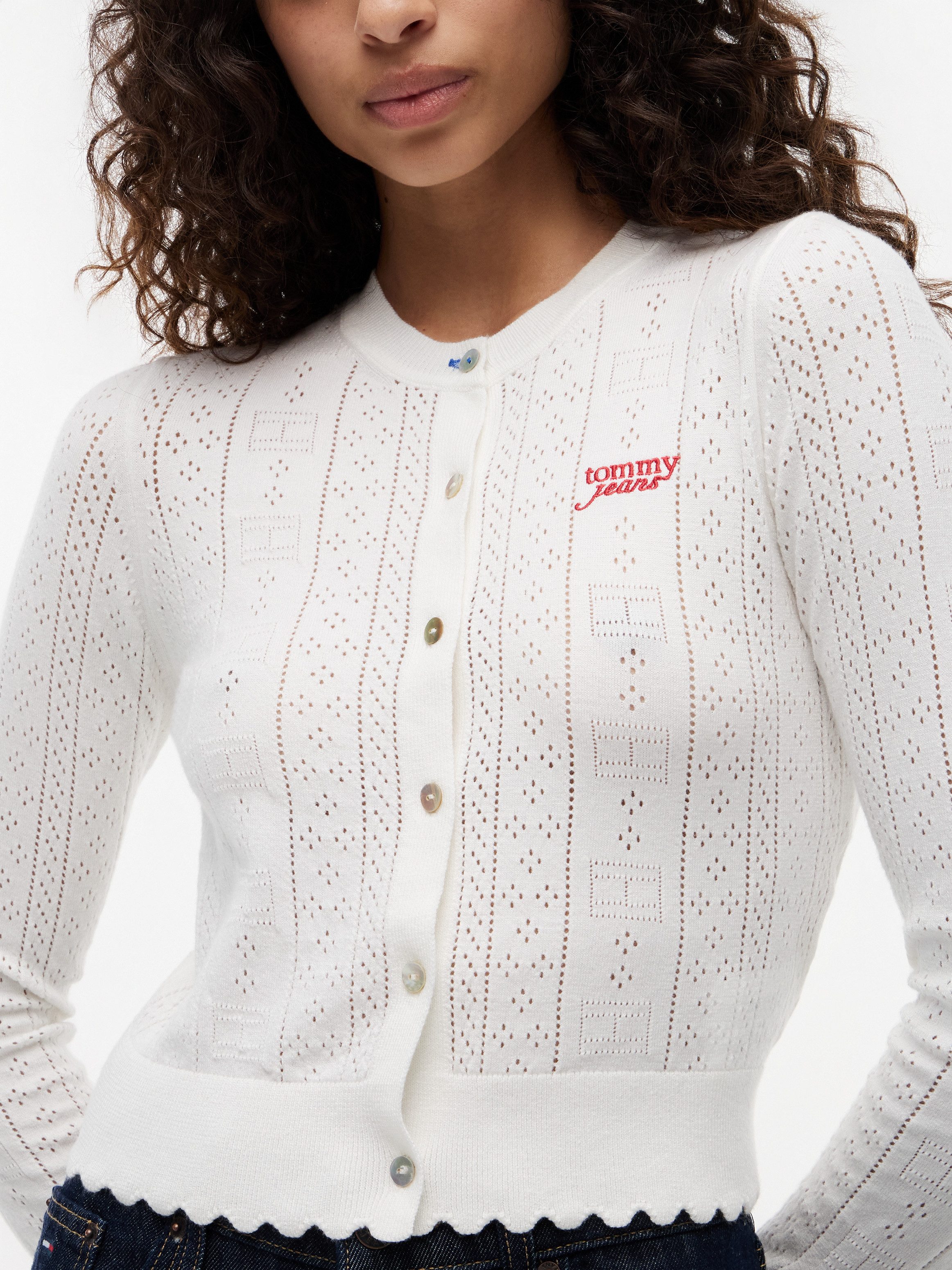 Tommy Jeans Strickjacke TJW POINTELLE CARDIGAN Viskosemischung, Pointelle Strick, gewellter Saum, Logo Stickerei