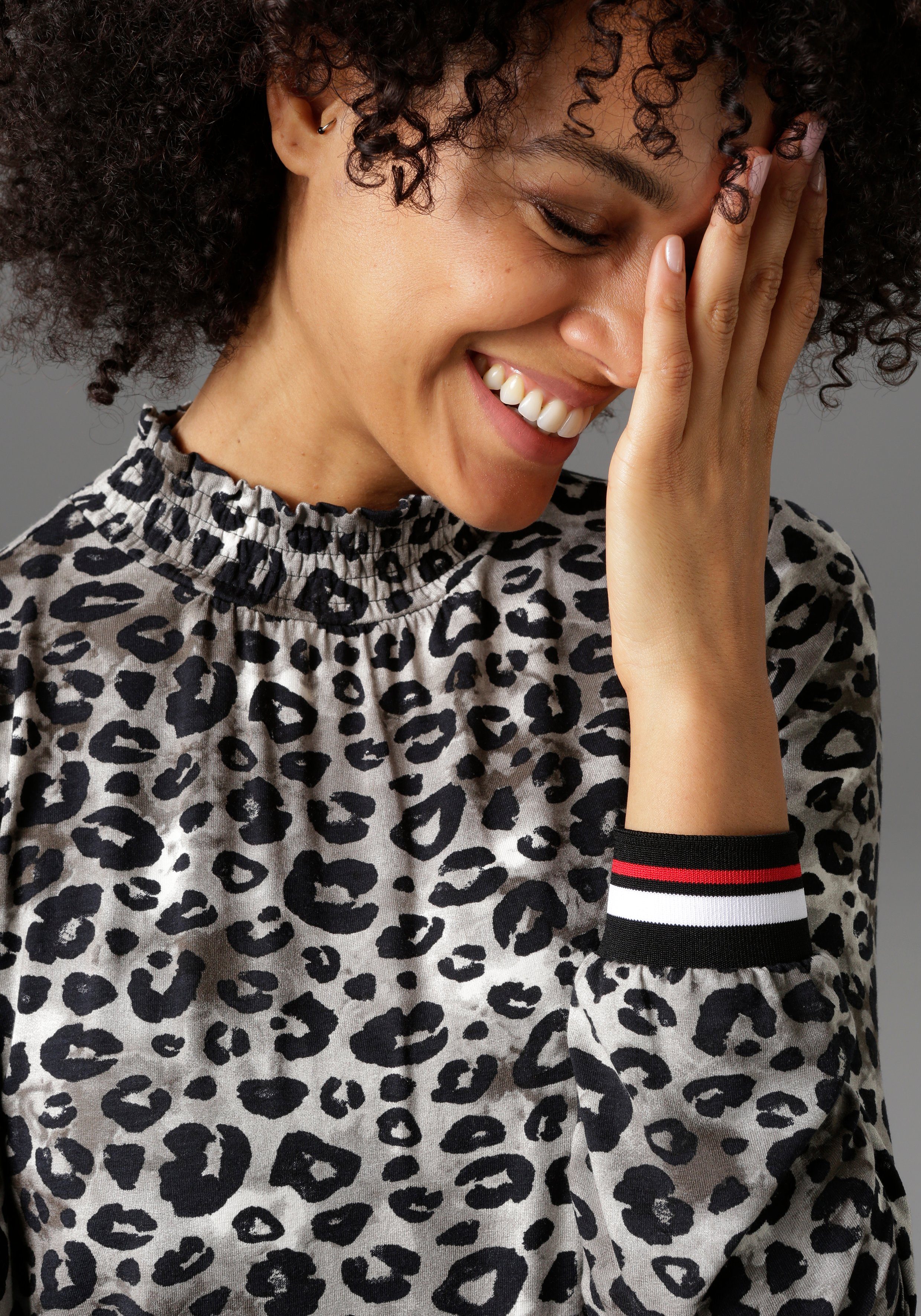 Aniston CASUAL Langarmshirt mit trendigem Animal-Print und gestreiften Bündchen