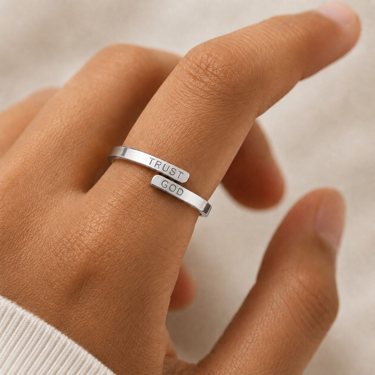 XCOAST Ring mit Gravur TRUST GOD Ring aus Edelstahl – silber & verstellbar (Perfekte Geschenkidee, Edelstahl), Fingergrößen von 17mm bis 19mm Durchmesser (anpassbar)