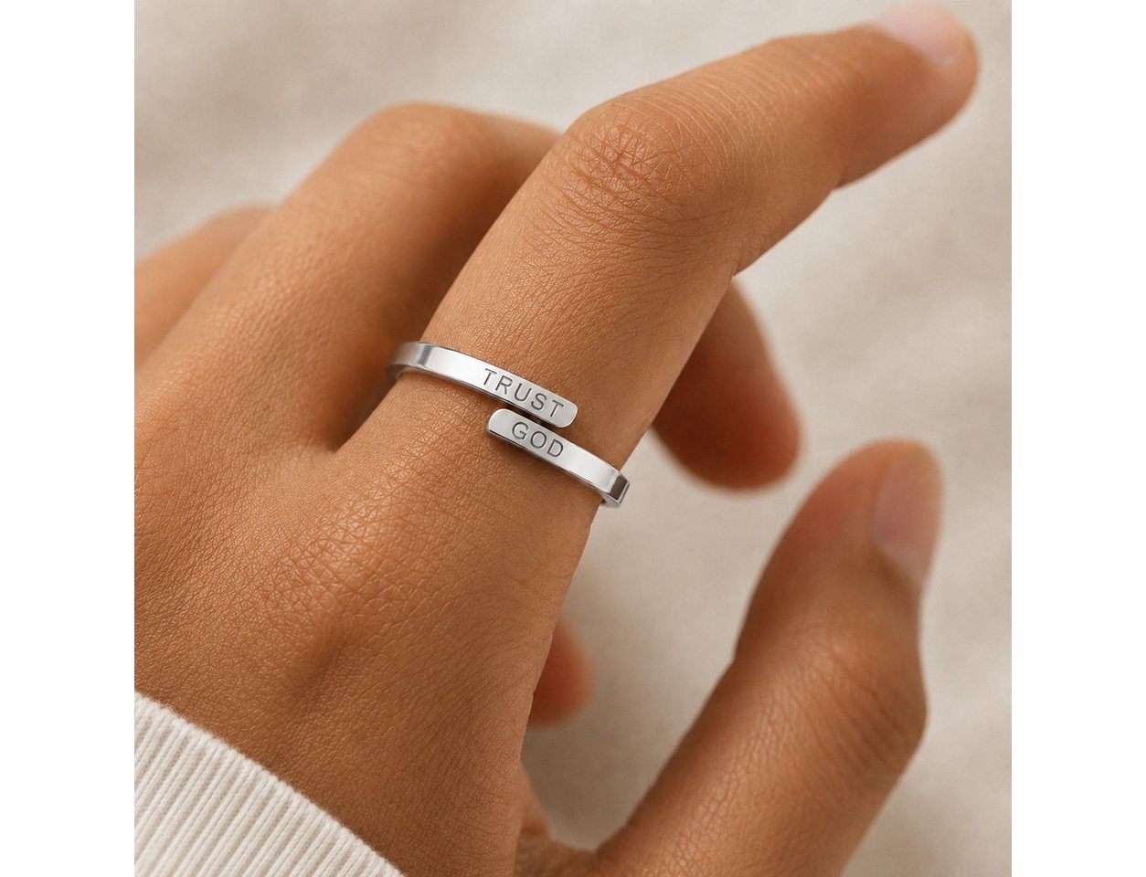 XCOAST Ring mit Gravur TRUST GOD Ring aus Edelstahl – silber & verstellbar (Perfekte Geschenkidee, Edelstahl), Fingergrößen von 17mm bis 19mm Durchmesser (anpassbar)