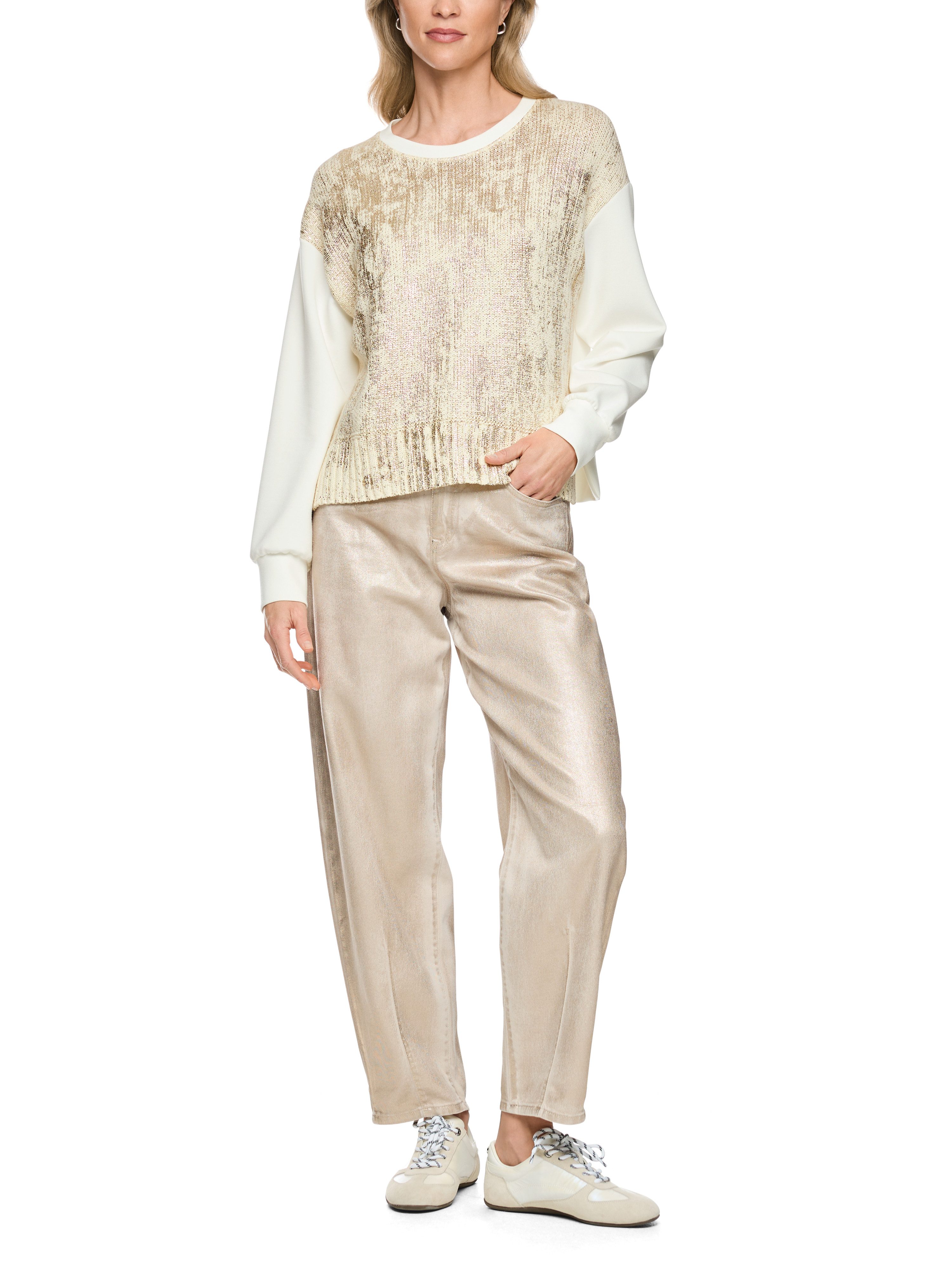 Marc Cain Rundhalspullover Golden Hour Premium Damenmode glanzvolle goldfarbene Beschichtung auf der Vorderseite