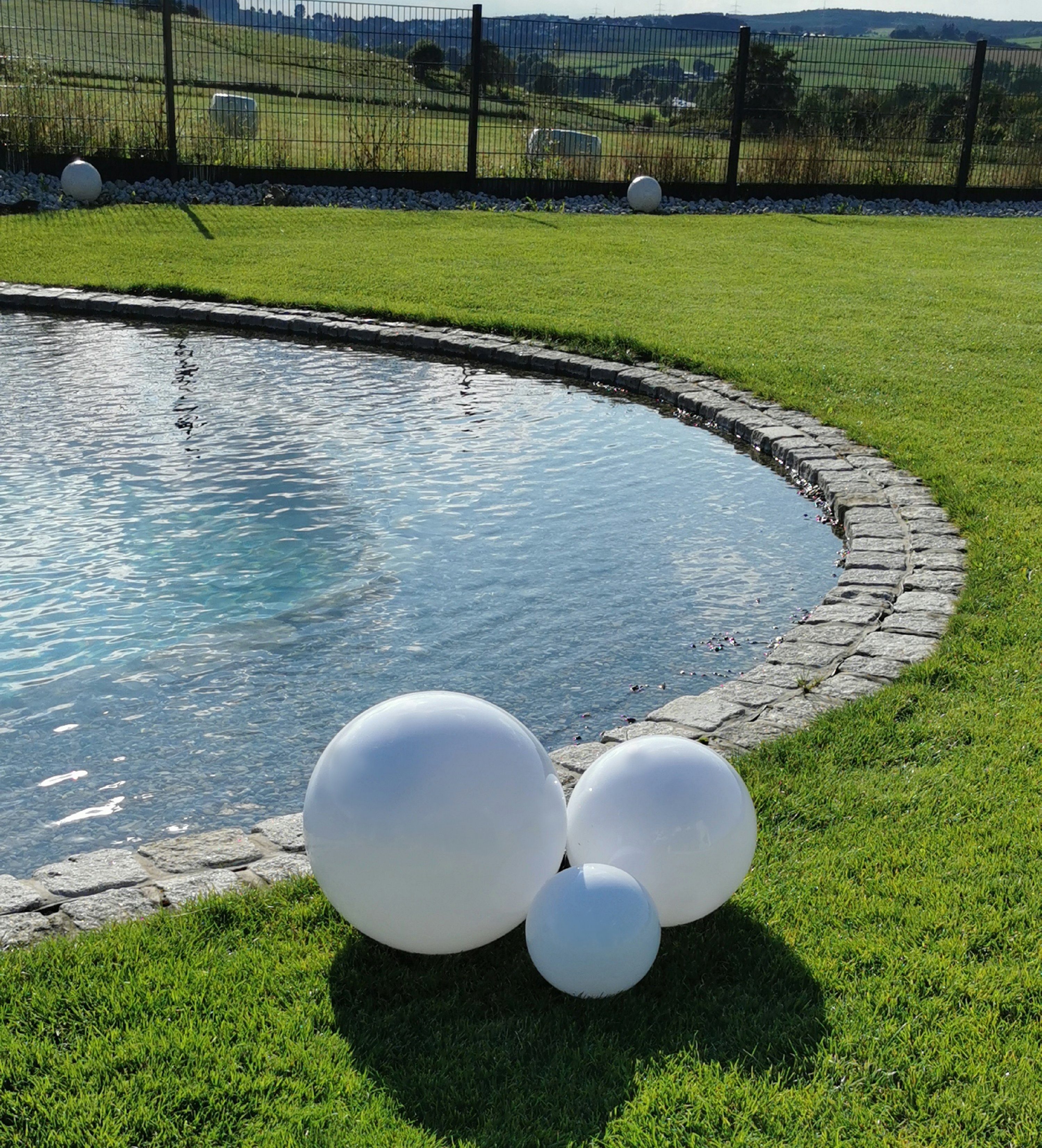 TRANGO LED Gartenleuchte, 3er Set 202530WB IP65 Gartenkugel in Weiß matt mit 20/25/30cm Durchmesser SNOW Kugelleuchte inkl. je 1x 4 Watt E27 LED Leuchtmittel & je ca. 5 Meter IP44 Kabel, Gartenleuchte, Leuchtkugel