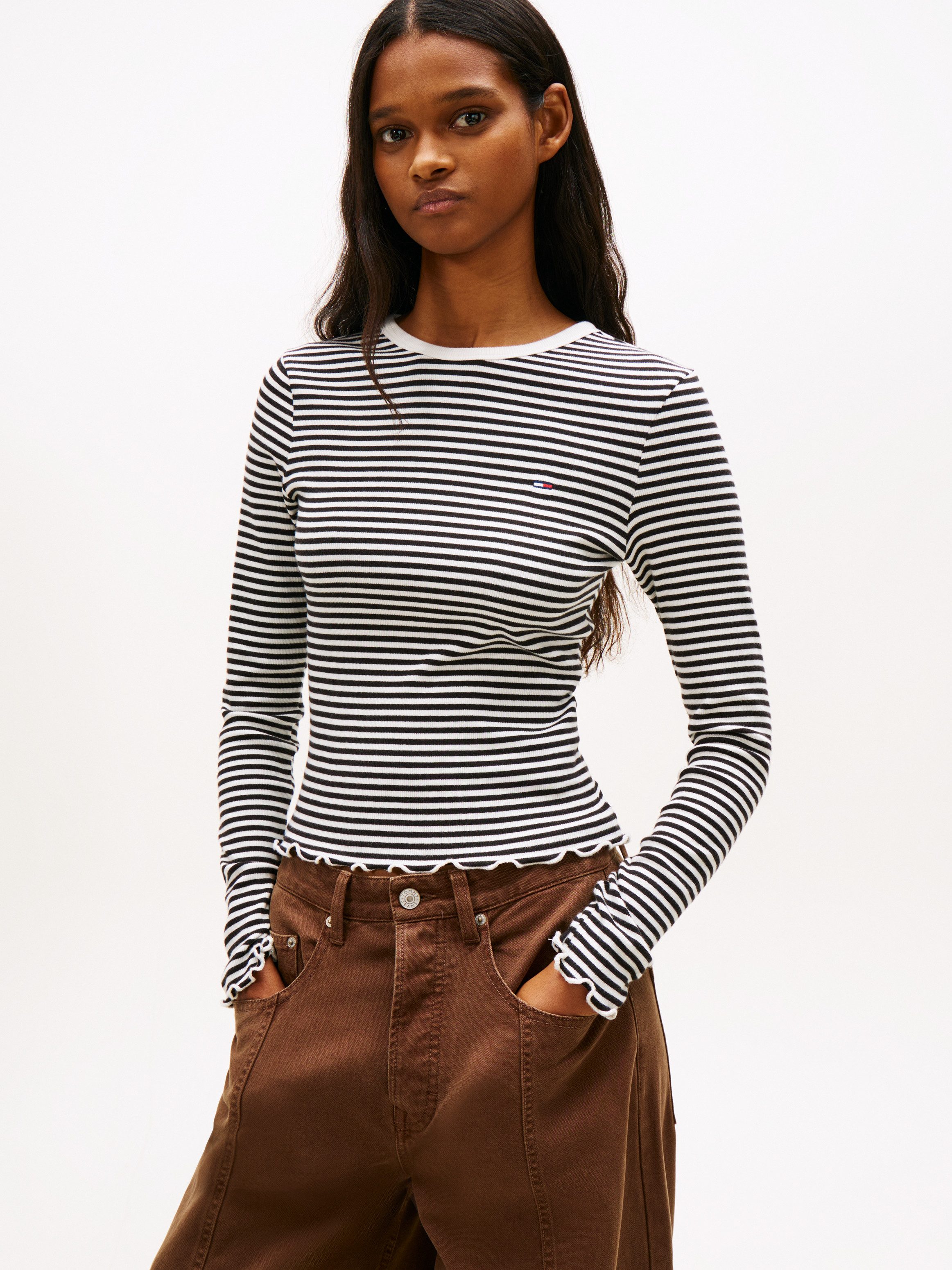 Tommy Jeans Langarmshirt TJW SLIM SH LETTUCE EDGE RIB LS mit gerippter Struktur, gewellter Saum