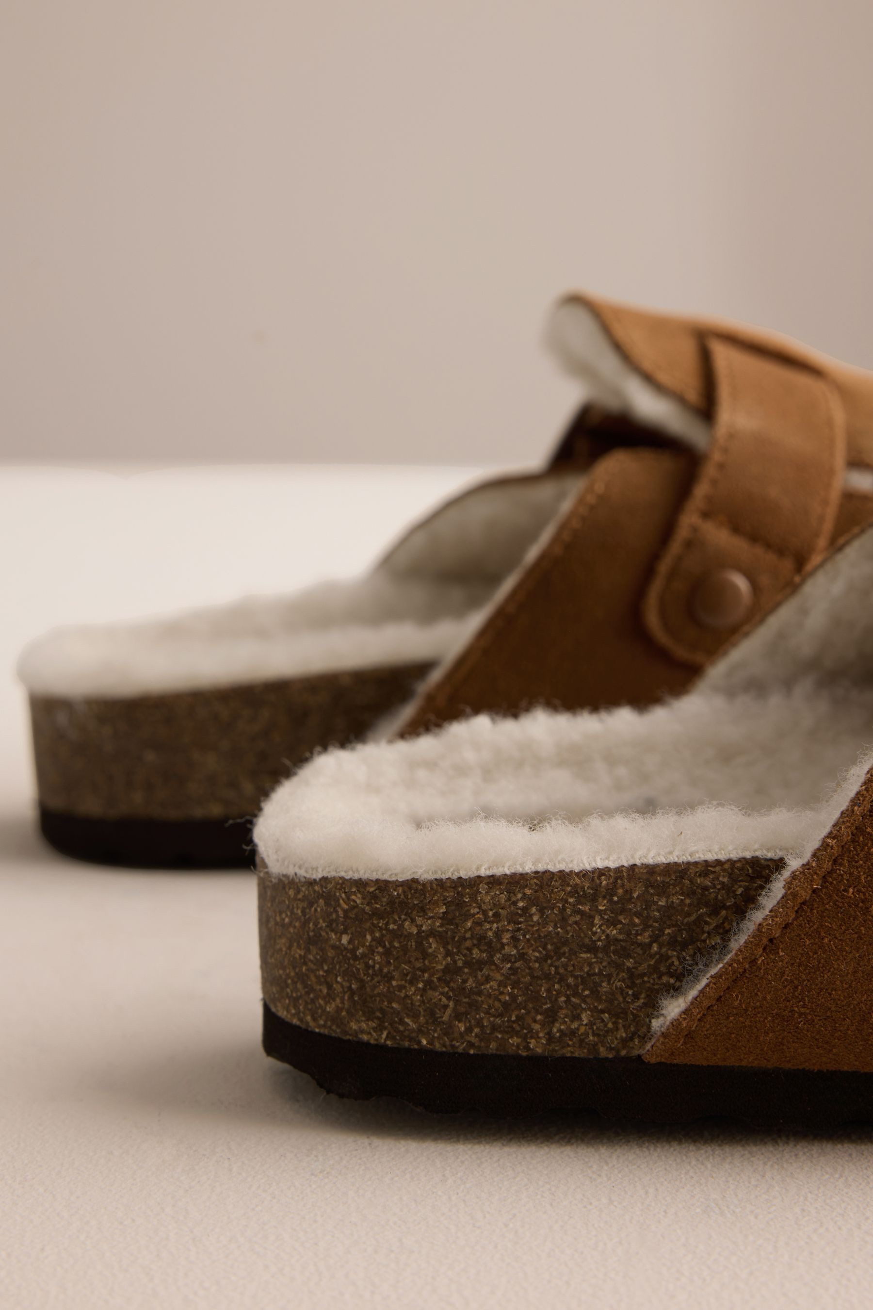 Next Hausschuhe aus Veloursleder mit Schnalle Hausschuh (1-tlg)
