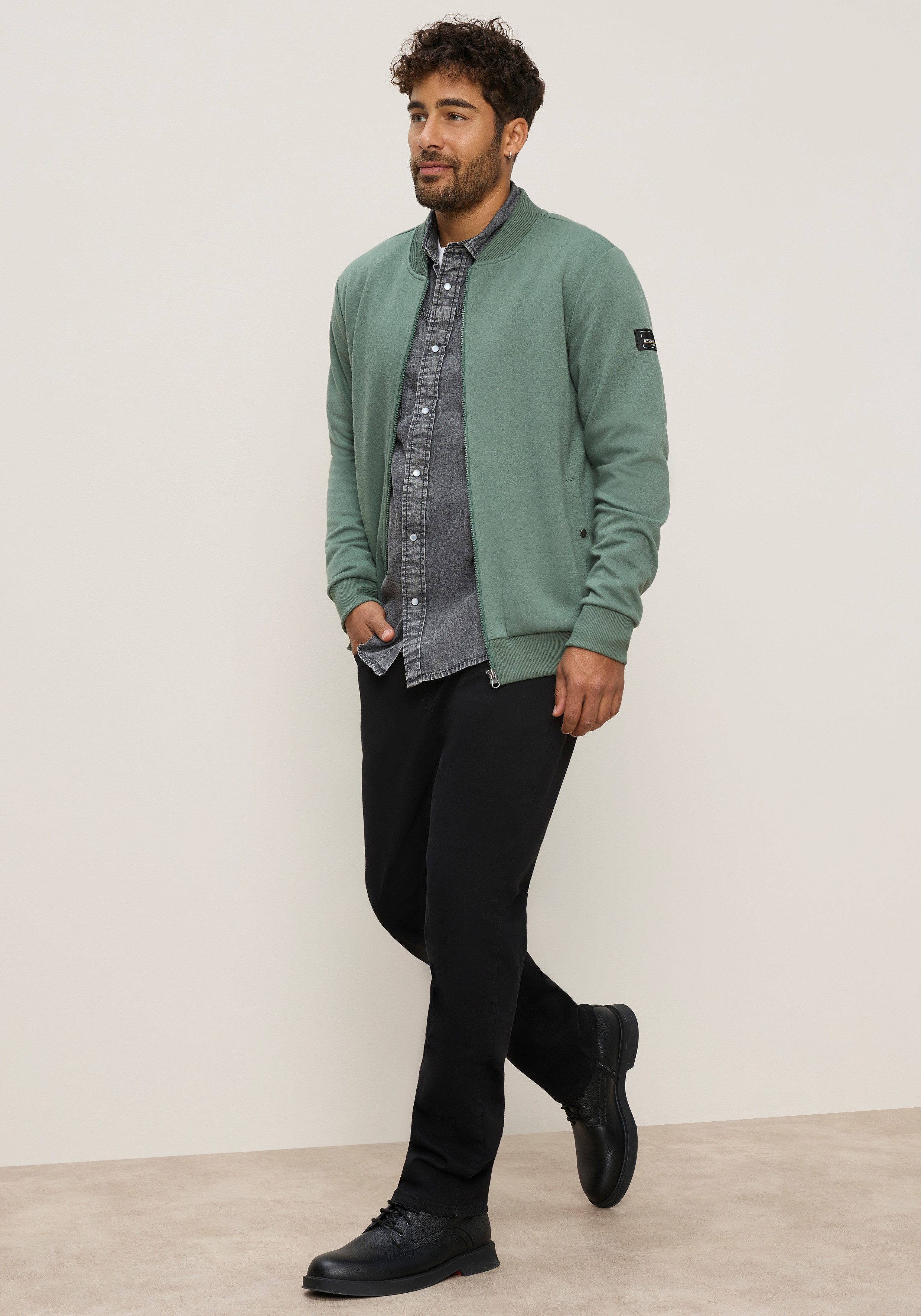Bruno Banani Sweatjacke mit Stehkragen und Eingrifftaschen – Bild 4 von 5