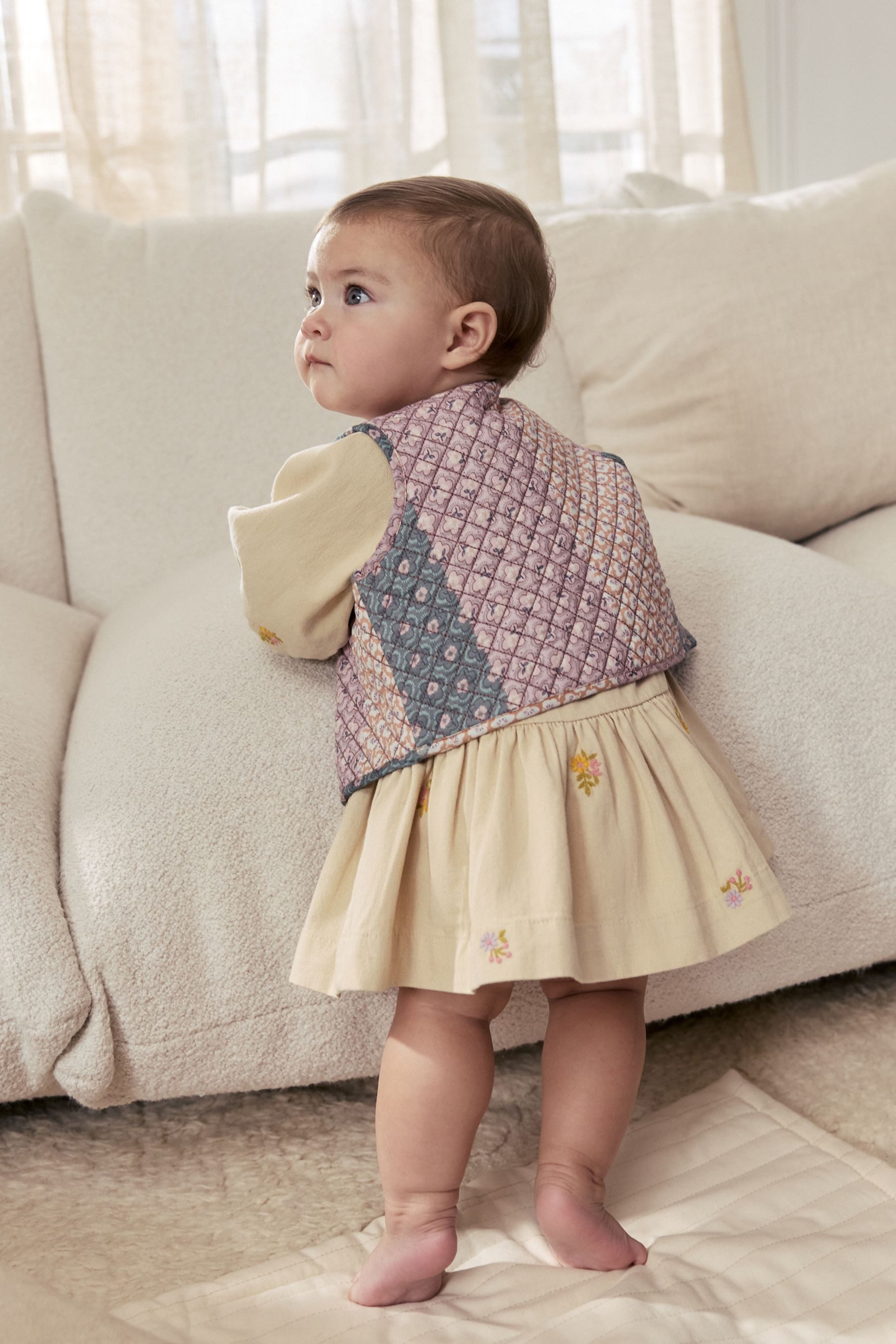 Next Blusenkleid Babykleid und Weste, 2-teiliges Set. (2-tlg)