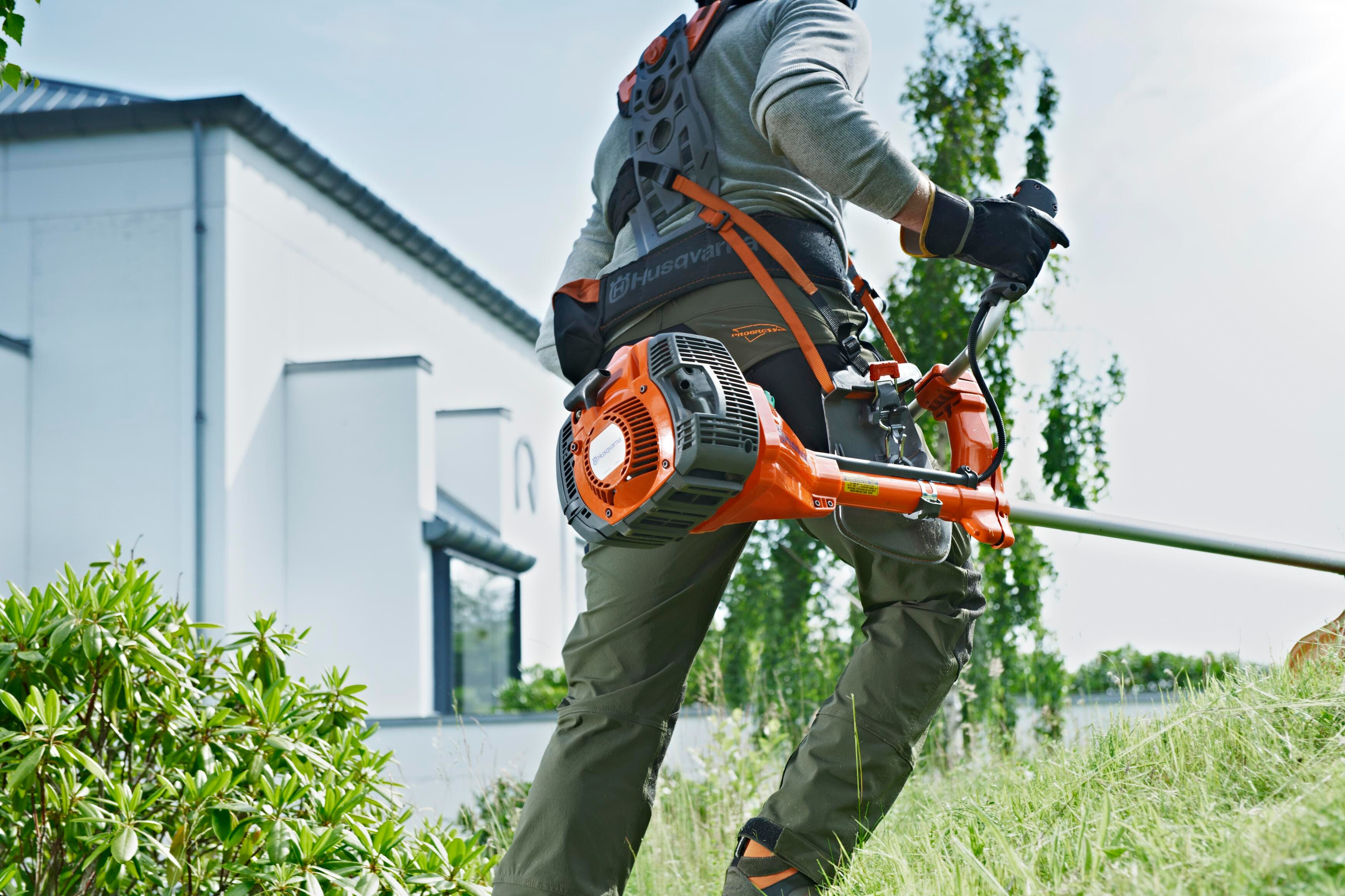 Husqvarna Benzin-Motorsense 135R, mit Bullhorn-Griff – 34,6-cm³-X-Torq®-Motor, 47 cm Schnittbreite