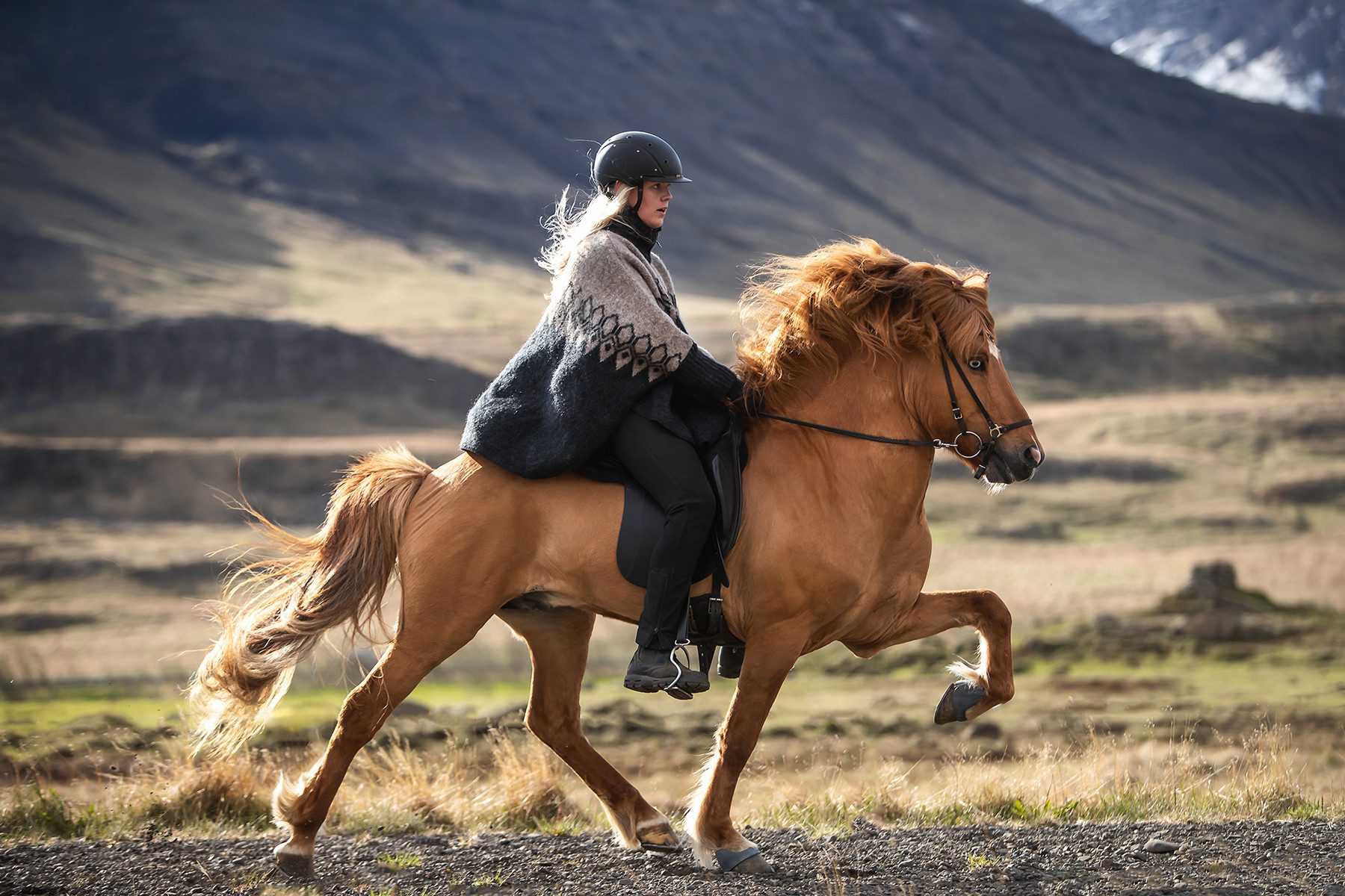 KIDKA Strickponcho - Reitponcho - Nordische Woll-Poncho-Jacke Schurwolle - Wintermantel - aus rauer isländischer Schurwolle
