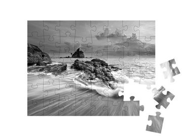 puzzleYOU Puzzle Bewegungen des Meeres am Strand, schwarz-weiß, 48 Puzzleteile, puzzleYOU-Kollektionen Fotokunst, Schwarz-Weiß, Moderne Puzzles