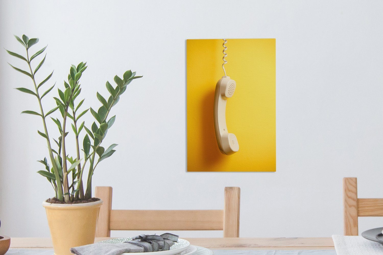 Gemälde, inkl. Leinwandbild St), cm gelben (1 einem Retro-Telefons OneMillionCanvasses® Der Hörer Zackenaufhänger, bespannt fertig vor eines 20x30 Leinwandbild Hintergrund,