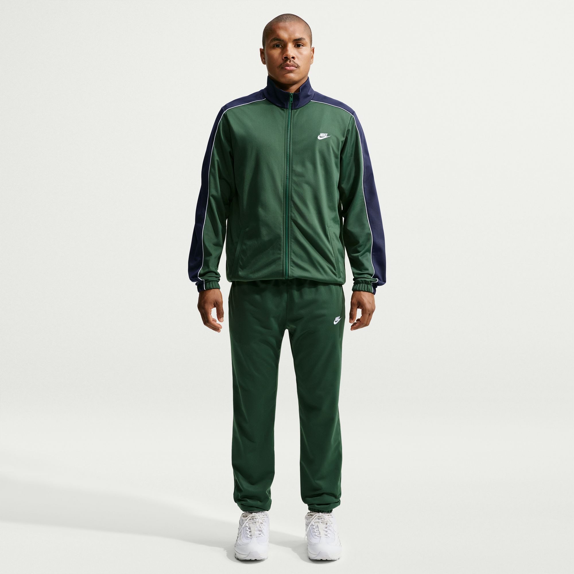 Nike Sportswear Trainingsanzug Nike Sportswear Club Men's Poly-Knit Tracksuit, mit leichtem Material, in Poly-Knit-Ausführung, aus Polyester