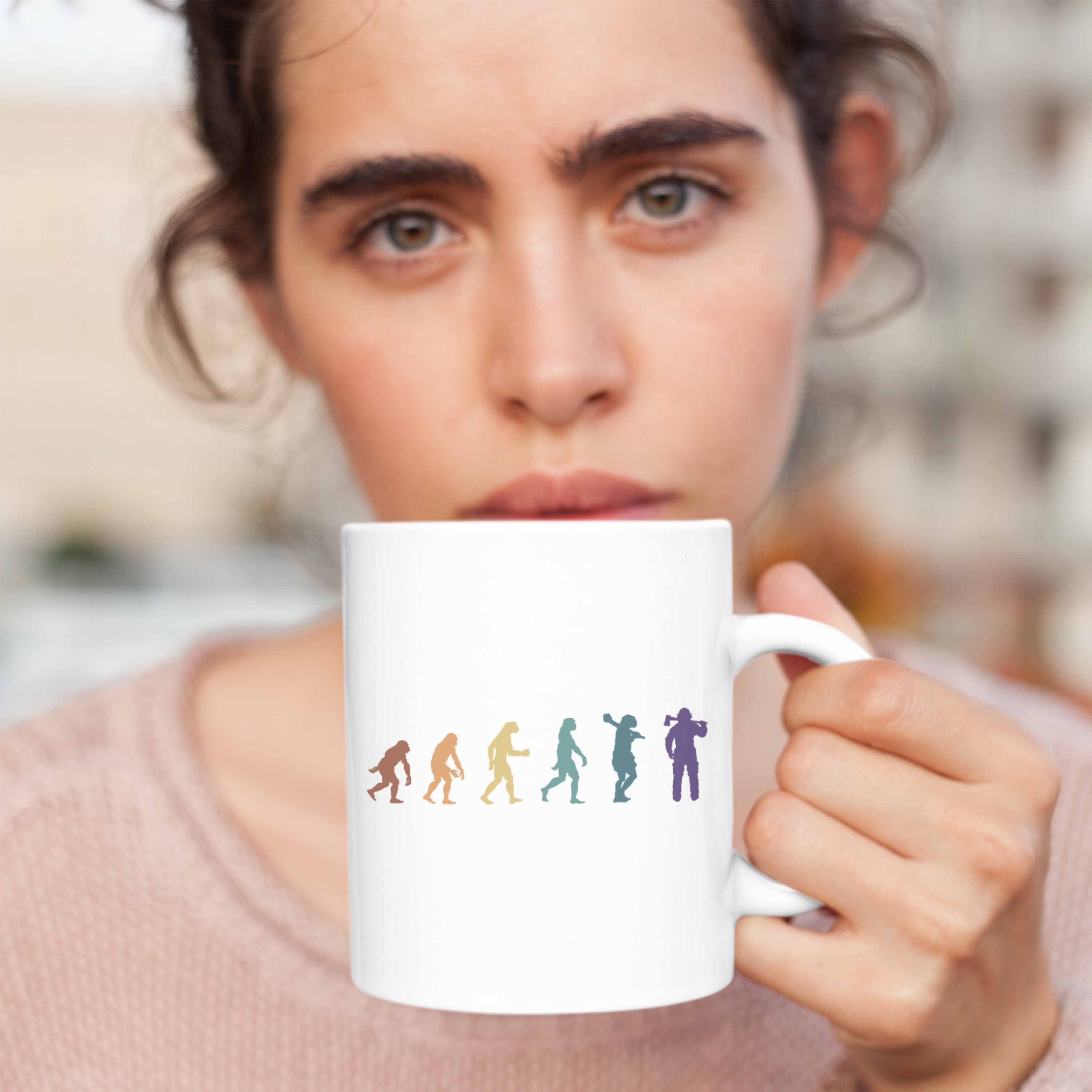 Trendation Tasse Trendation - Männer Evolution Feuerwehrmann Spruch Feuerwehr Geburtstag Weiss Tasse Grafik für Geschenk