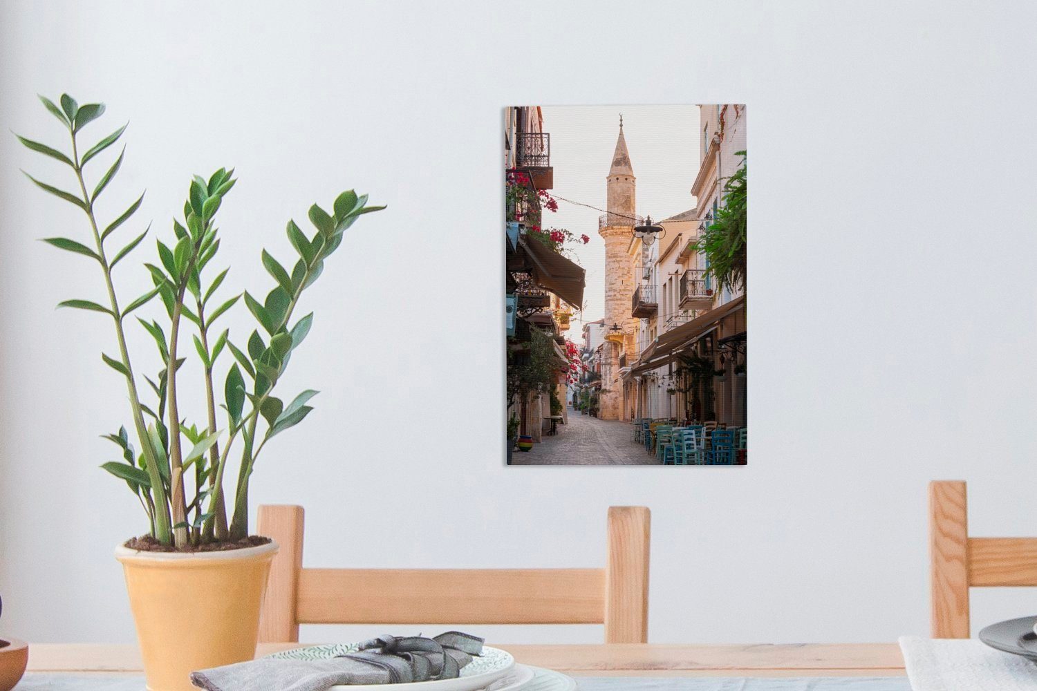 OneMillionCanvasses® Leinwandbild einer an Leinwandbild Gemälde, St), fertig bespannt Chania, (1 Gasse cm Turm in Zackenaufhänger, 20x30 Kleiner inkl